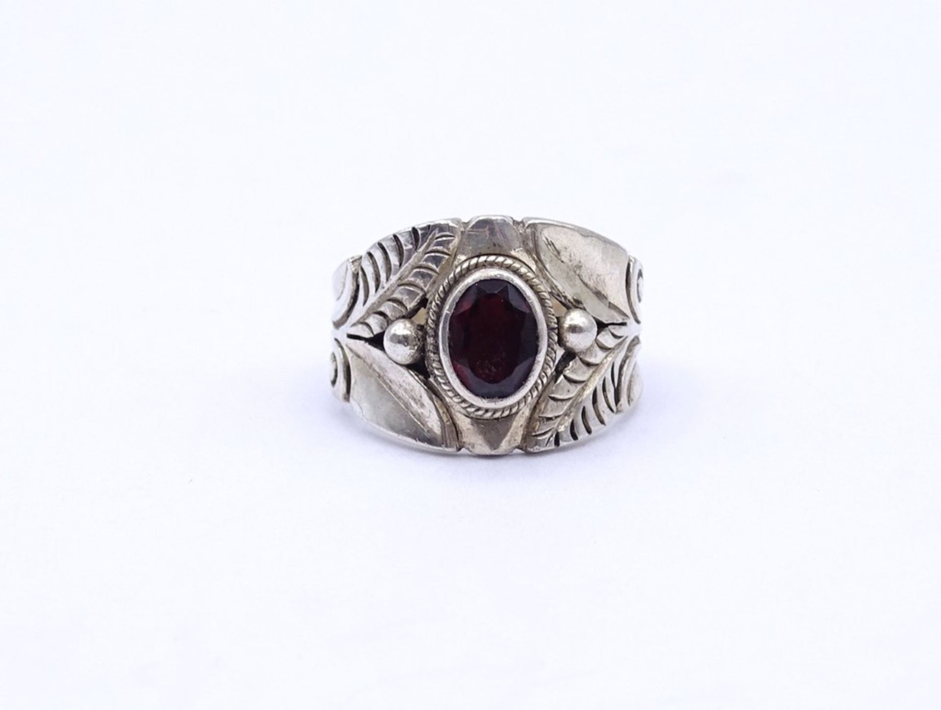 Silber Ring mit einen oval facc. Granat, Silber 0.925, 7,3g.