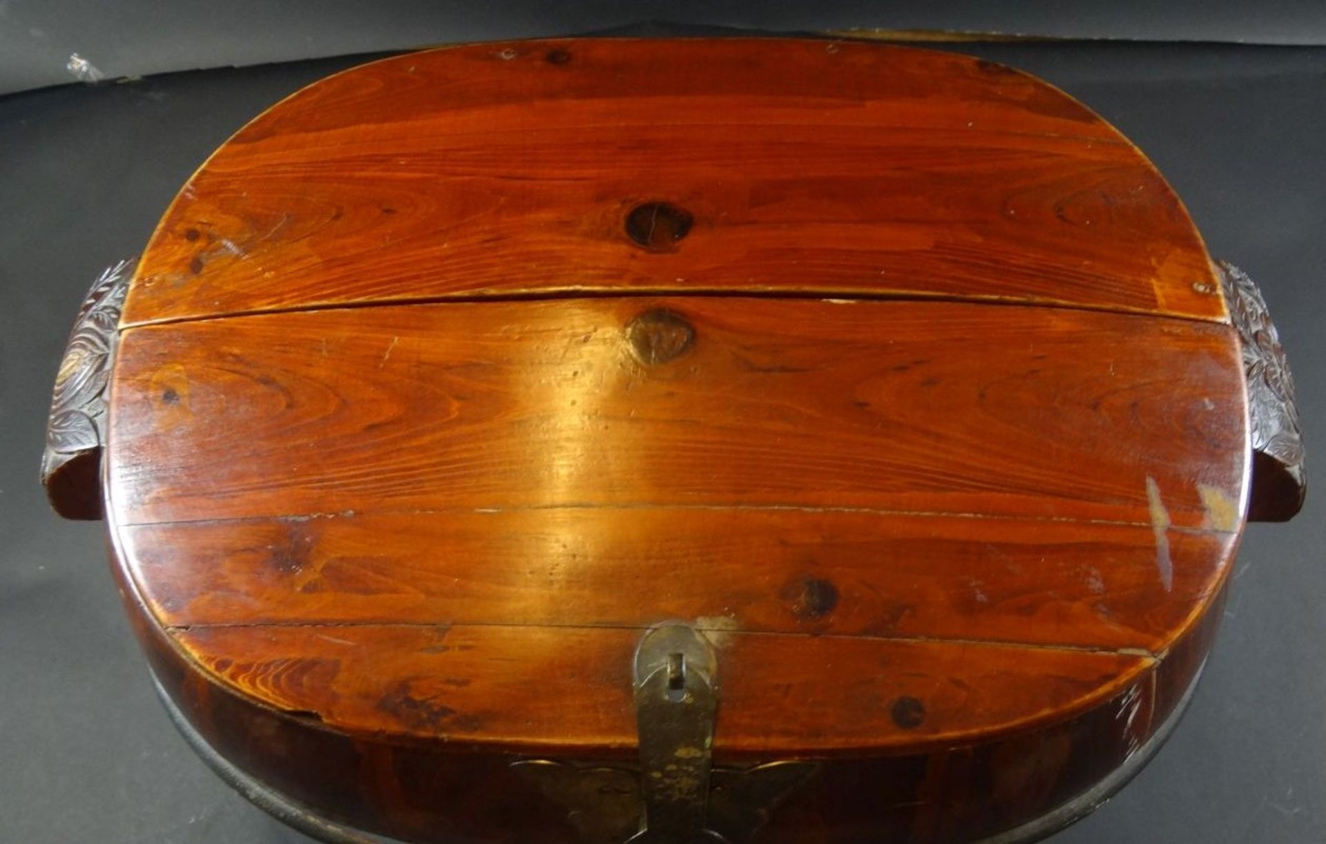gr. Holz-Vorratsbehälter oder ähnliches, China, Deckel zweigeteilt, H-29 cm, 48x33 cm - Image 2 of 7