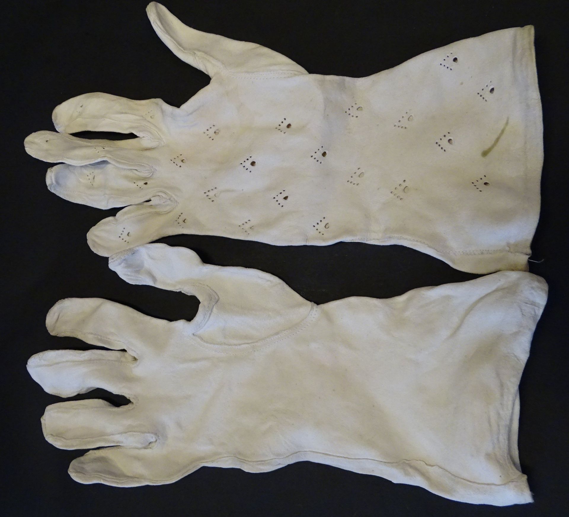 3 Paar Wildleder-Damenhandschuhe um 1920, reinigungsbedürftig - Bild 4 aus 8