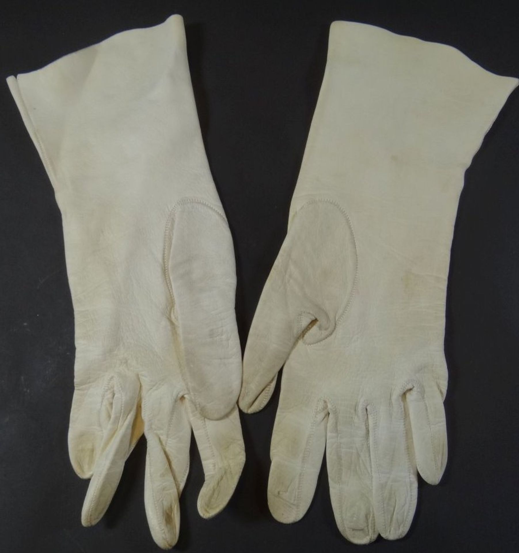 3 Paar Wildleder-Damenhandschuhe um 1920, reinigungsbedürftig - Bild 8 aus 8