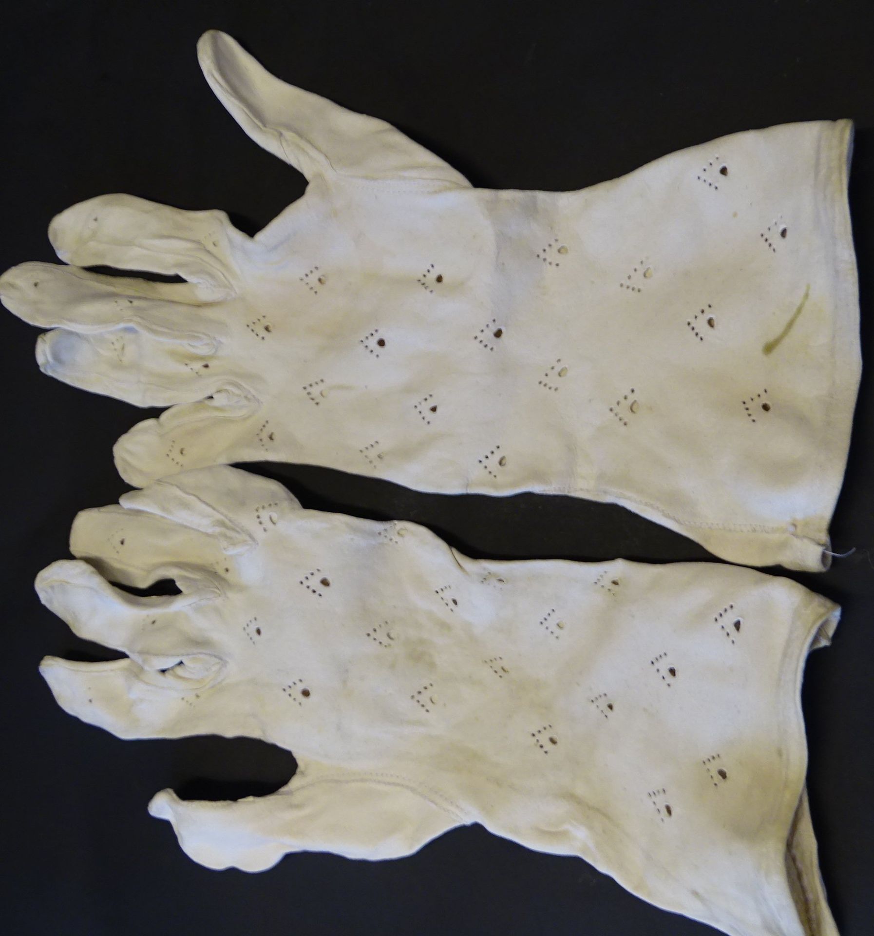 3 Paar Wildleder-Damenhandschuhe um 1920, reinigungsbedürftig - Bild 2 aus 8