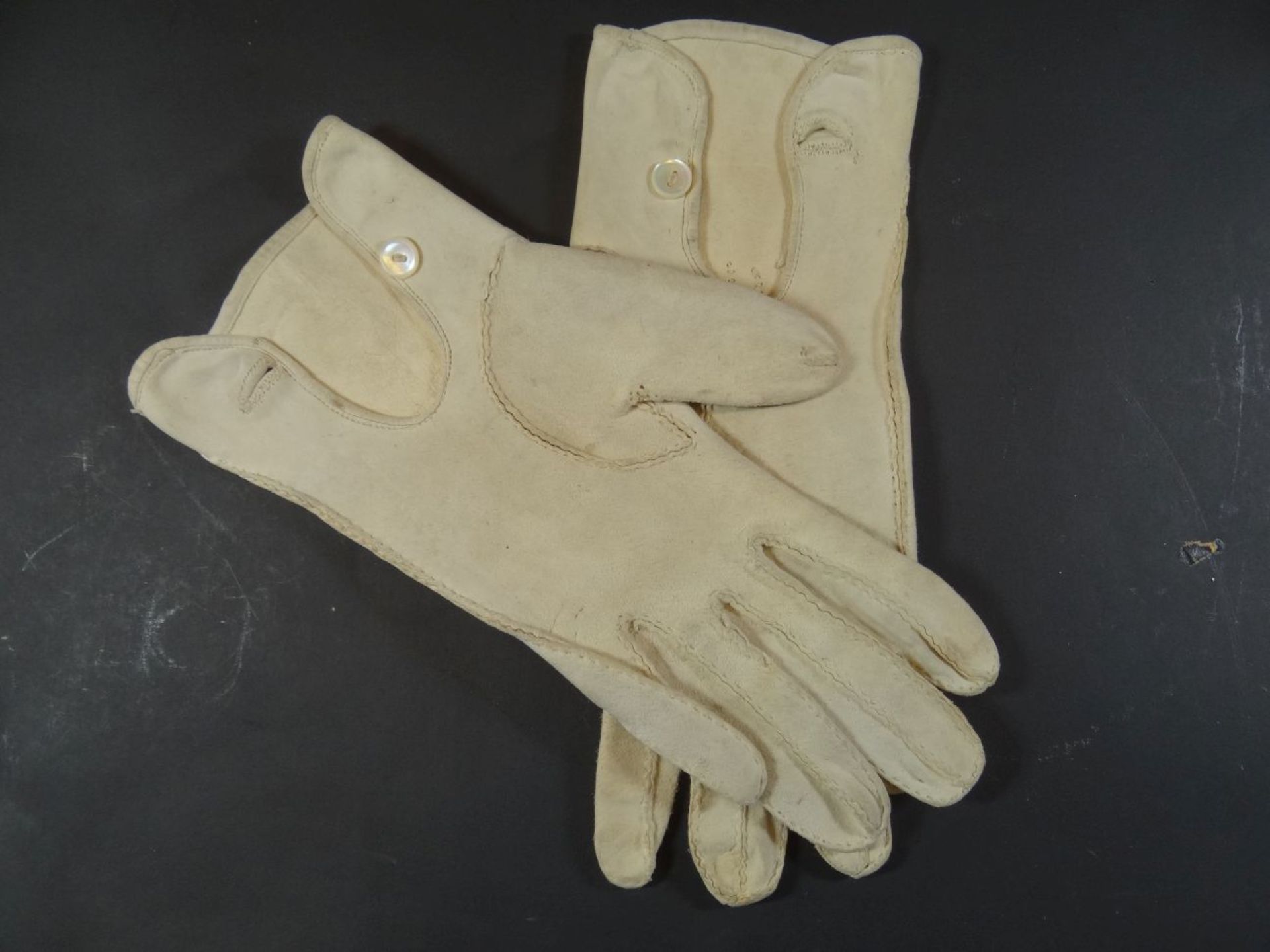 3 Paar Wildleder-Damenhandschuhe um 1920, reinigungsbedürftig - Bild 5 aus 8