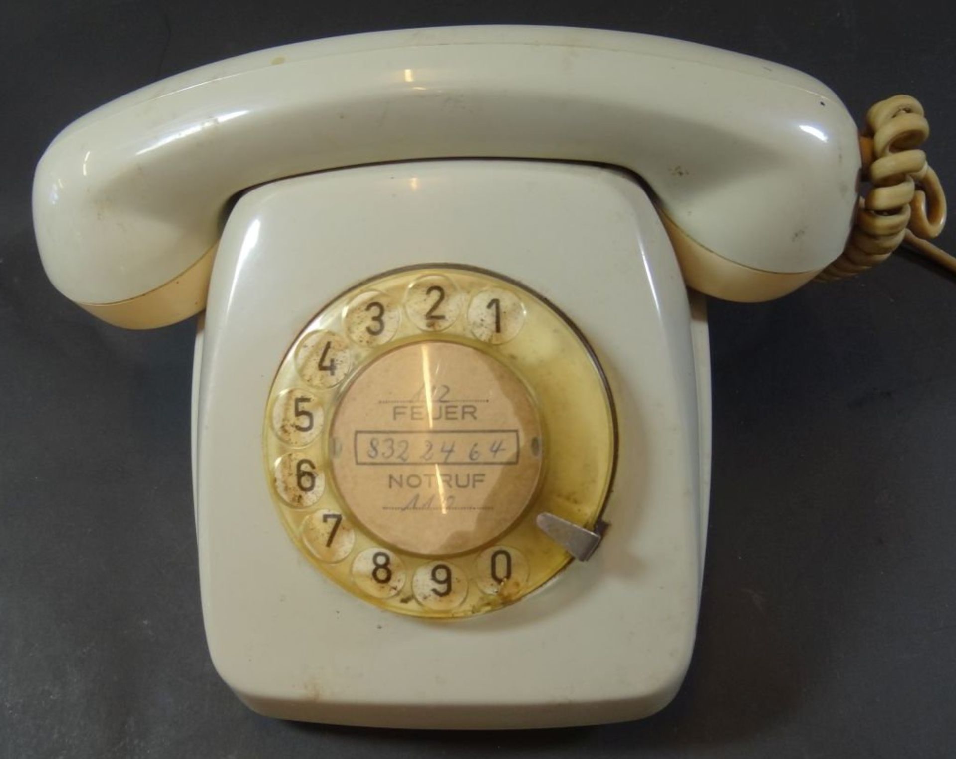altes Post-Telefon mit Wählscheibe, ungepflegt, 60-er Jahre