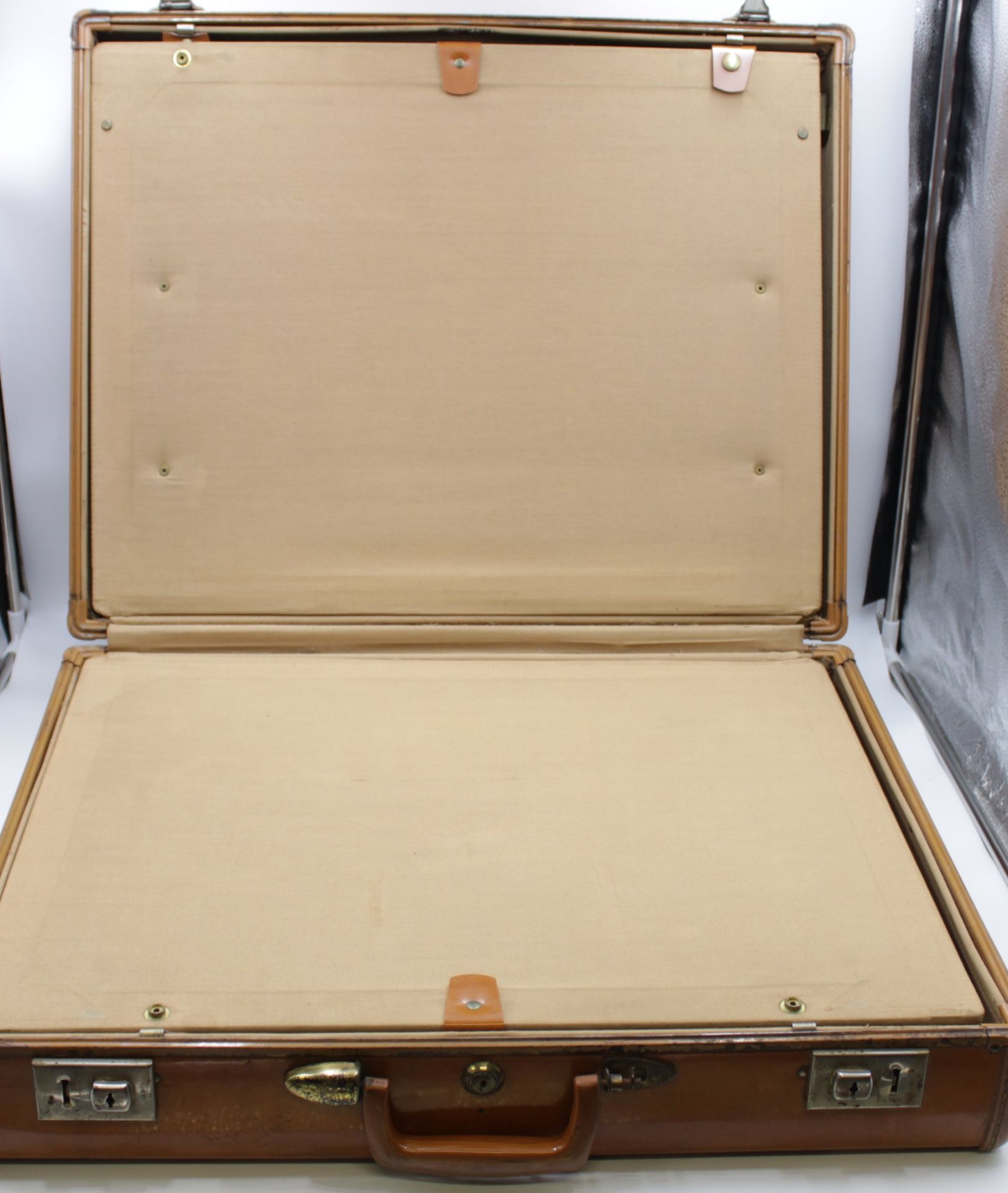 Koffer, Samsonite Luggage, Leder, wohl 40/50er Jahre, Gebrauchsspuren, ca. 49 x 62cm. - Bild 3 aus 8