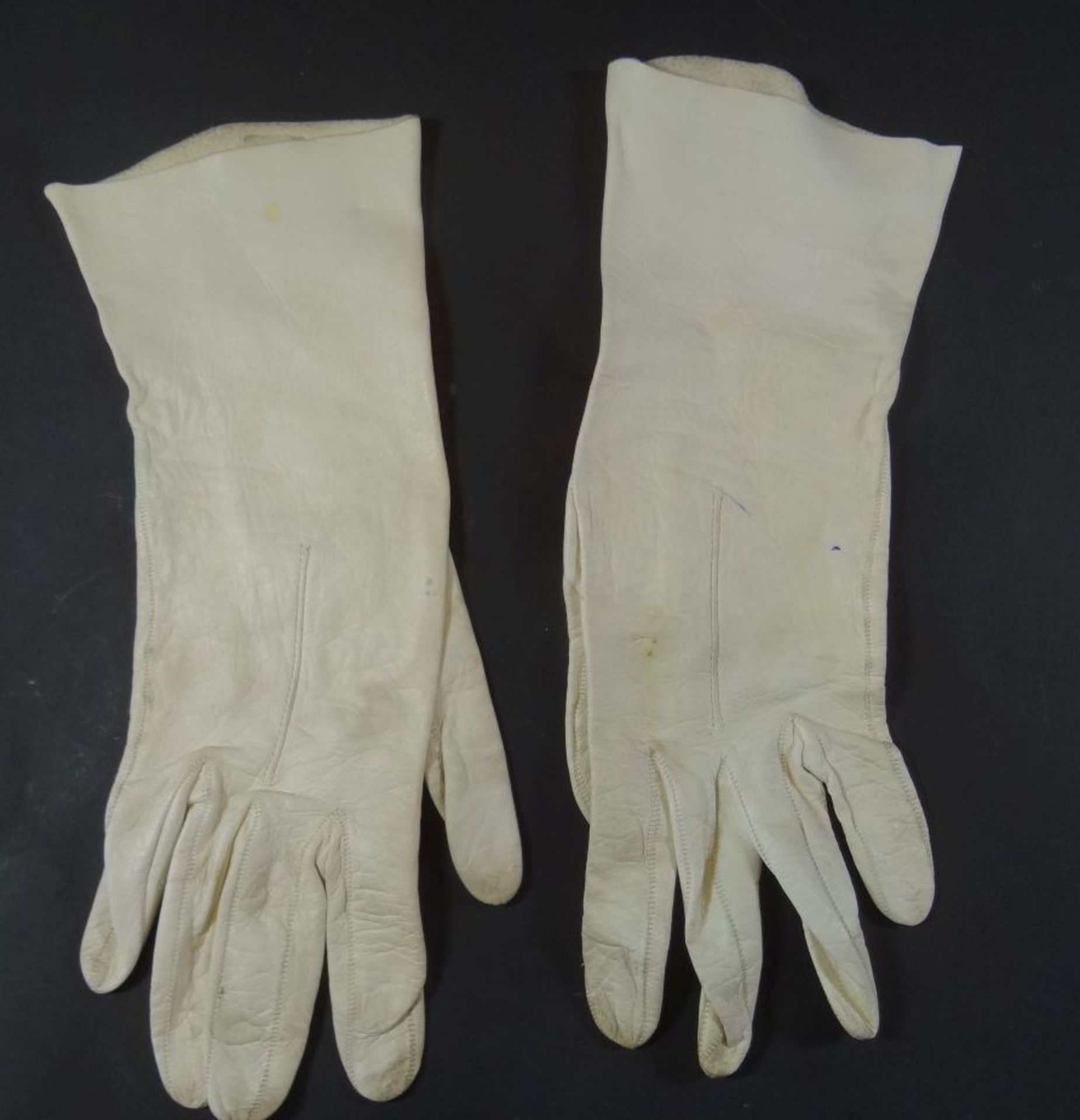 3 Paar Wildleder-Damenhandschuhe um 1920, reinigungsbedürftig - Bild 7 aus 8