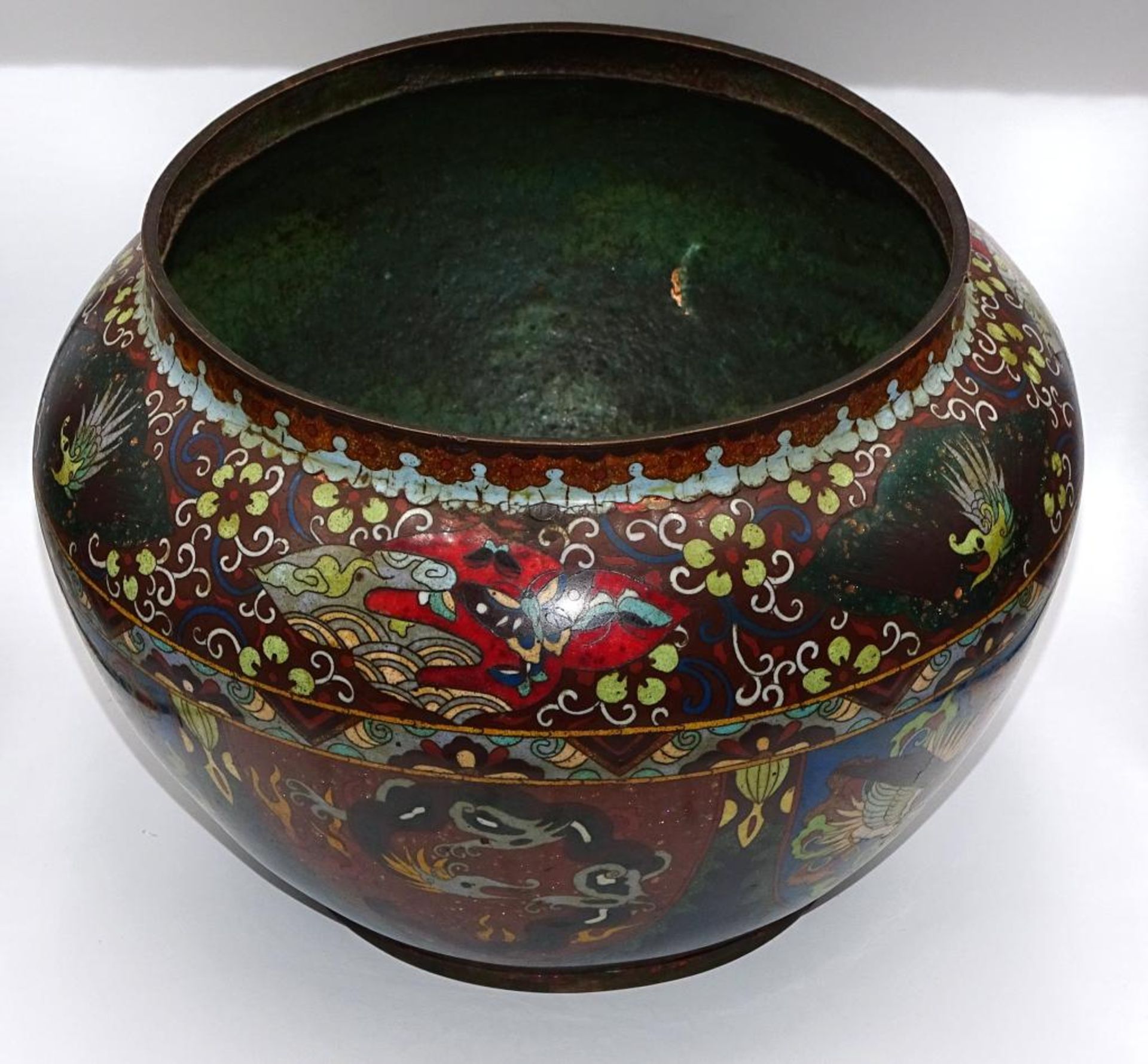 Großer Cloisonne Blumenübertopf wohl 19.Jhd., mit div. Tiermotiven und Drachen, Goldfluss,seitlich - Image 6 of 7