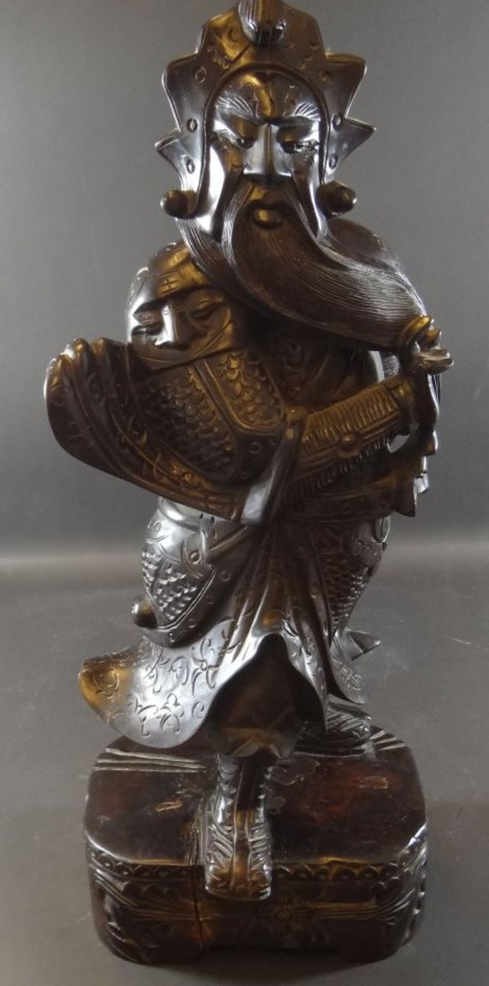 gr. Holzskulptur eines chines. Kriegers, Speer anbei, H-47 cm