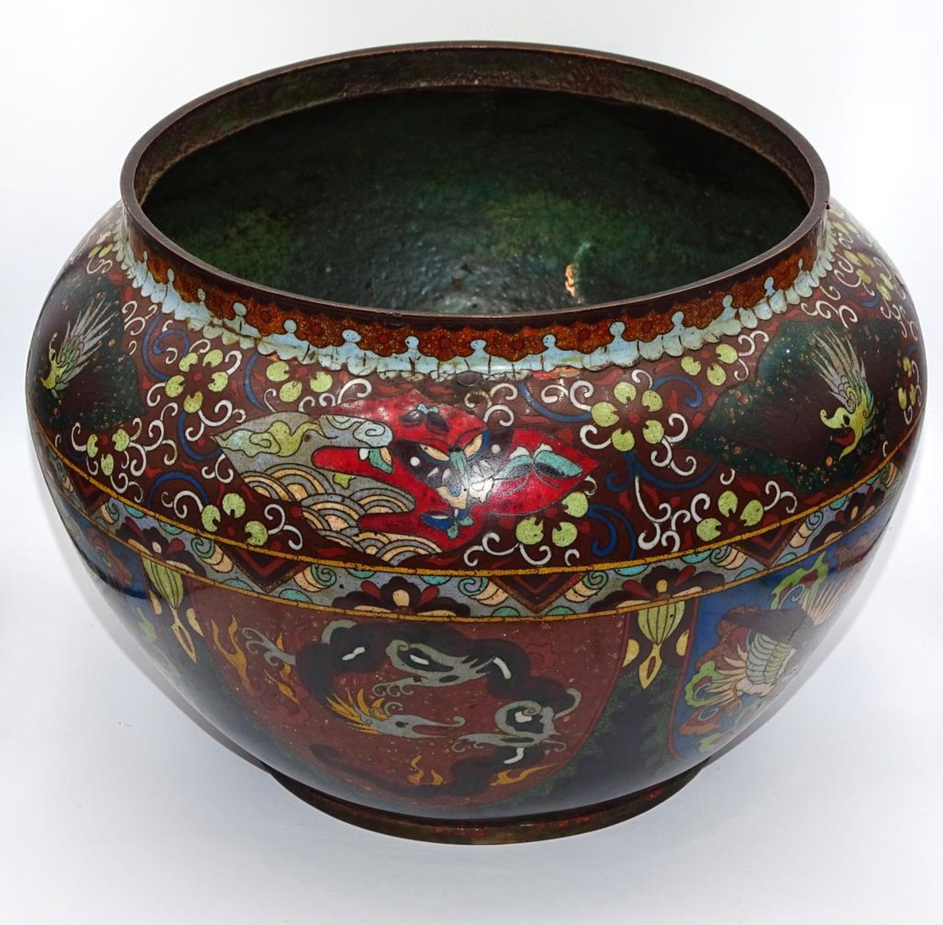 Großer Cloisonne Blumenübertopf wohl 19.Jhd., mit div. Tiermotiven und Drachen, Goldfluss,seitlich - Image 7 of 7