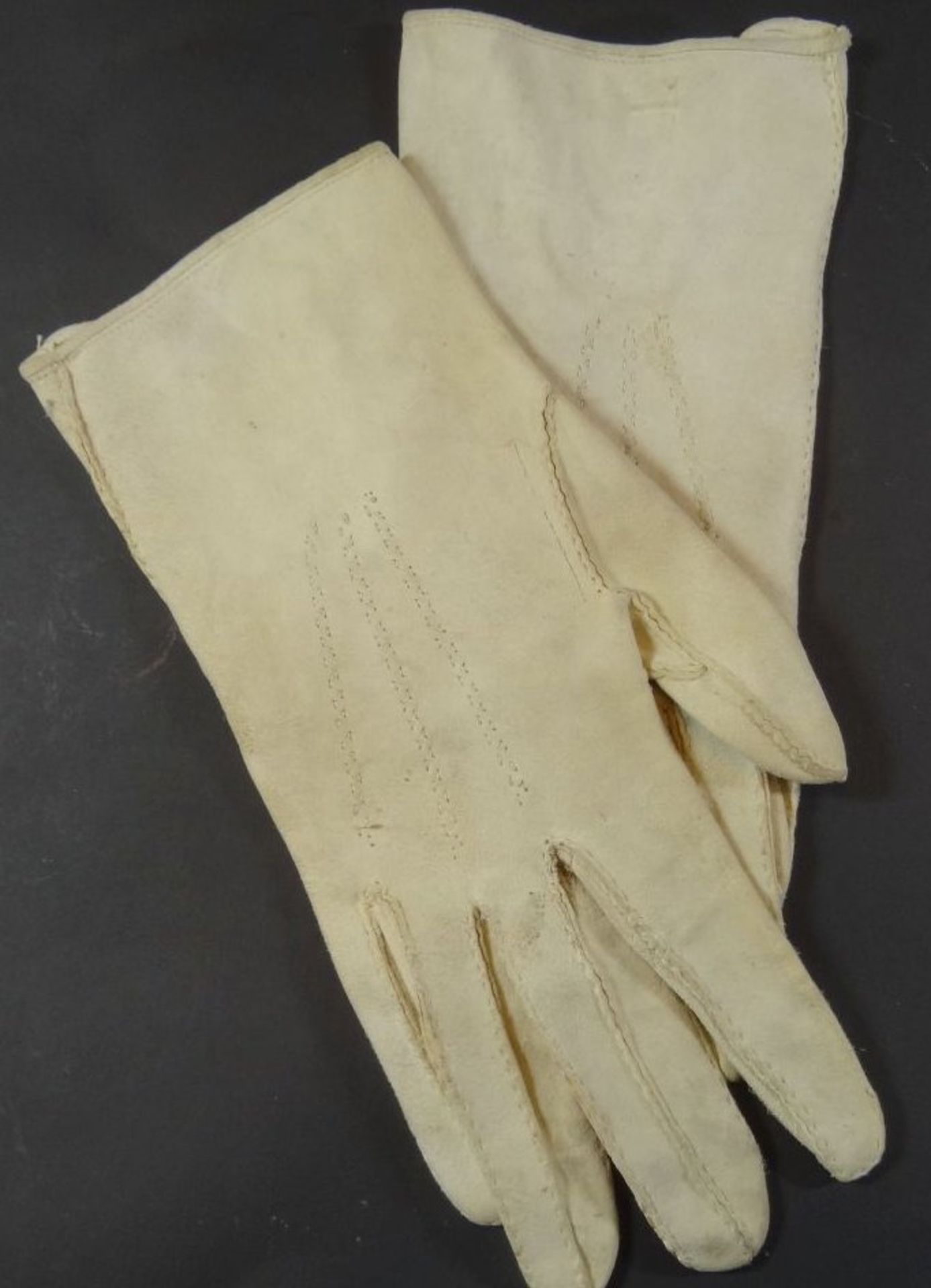 3 Paar Wildleder-Damenhandschuhe um 1920, reinigungsbedürftig - Bild 6 aus 8