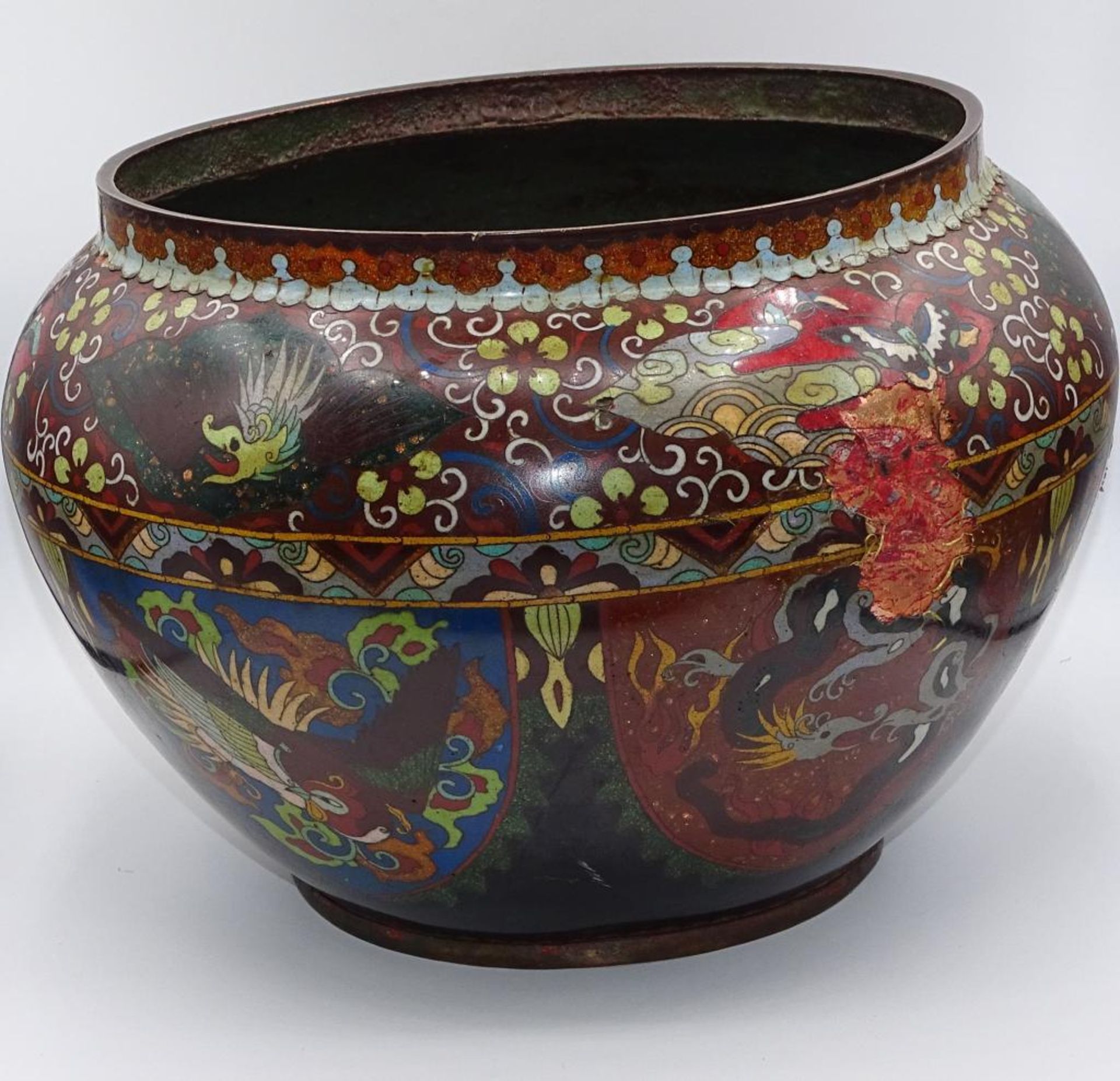 Großer Cloisonne Blumenübertopf wohl 19.Jhd., mit div. Tiermotiven und Drachen, Goldfluss,seitlich - Image 3 of 7