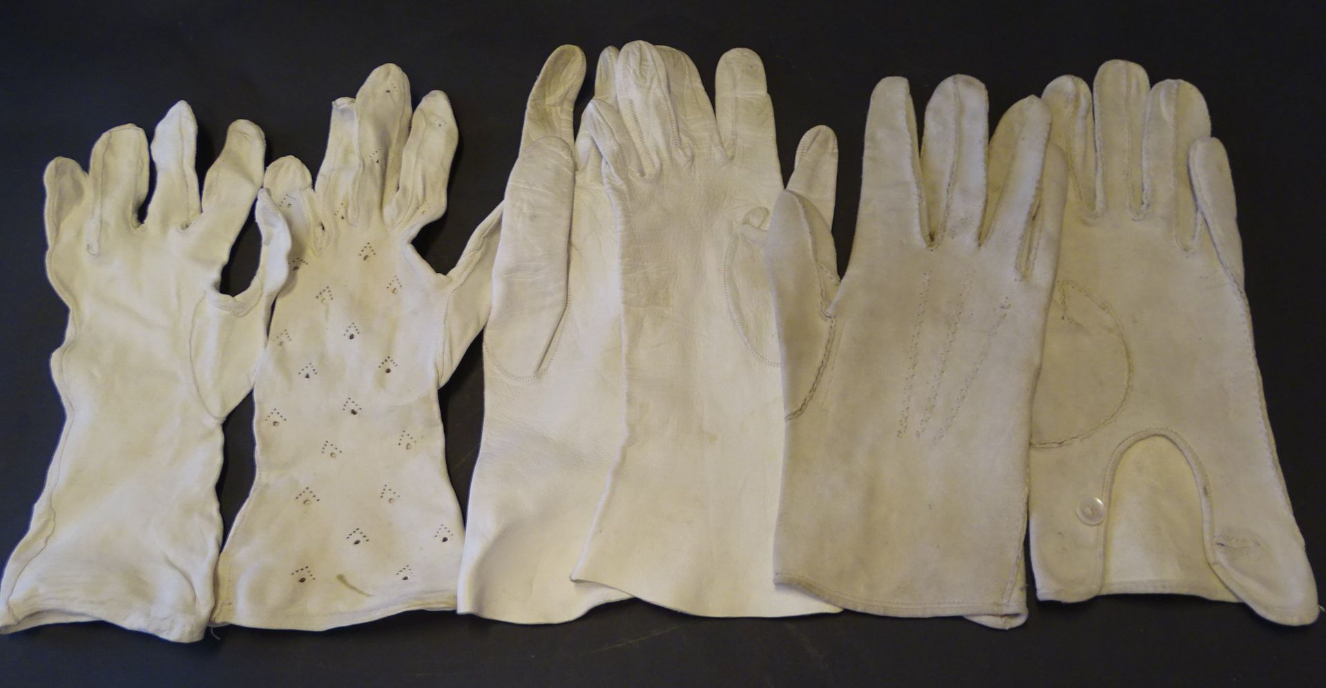 3 Paar Wildleder-Damenhandschuhe um 1920, reinigungsbedürftig