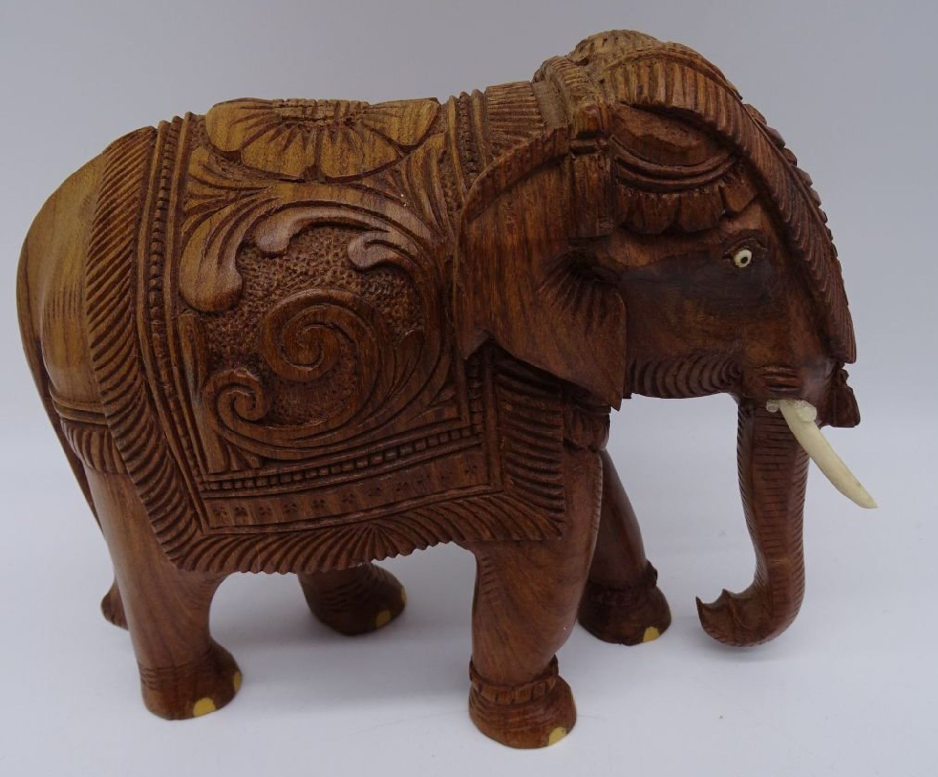 beschnitzter indischer Elefant, H-20 cm, L-23 cm
