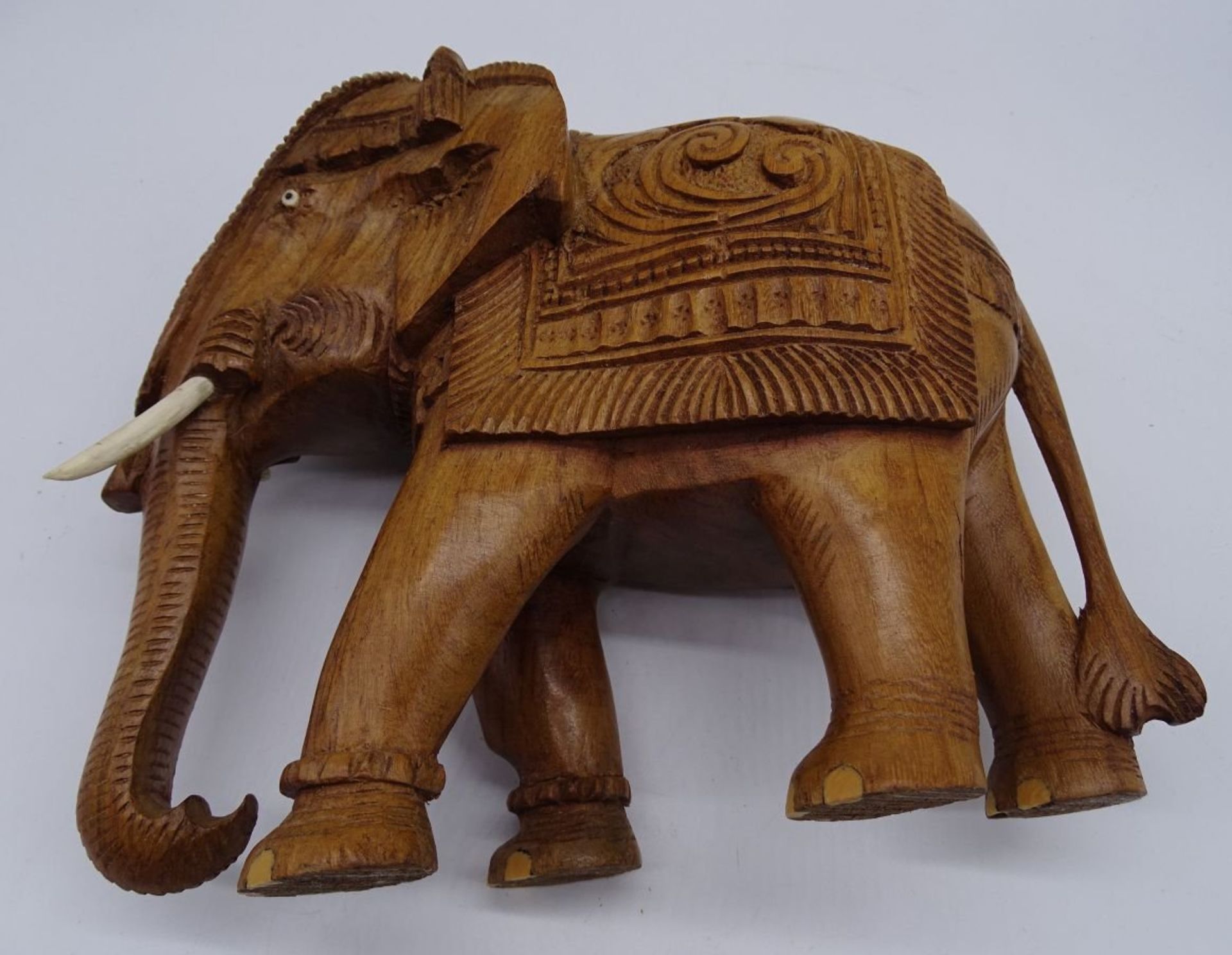 beschnitzter indischer Elefant, H-20 cm, L-23 cm - Bild 5 aus 5