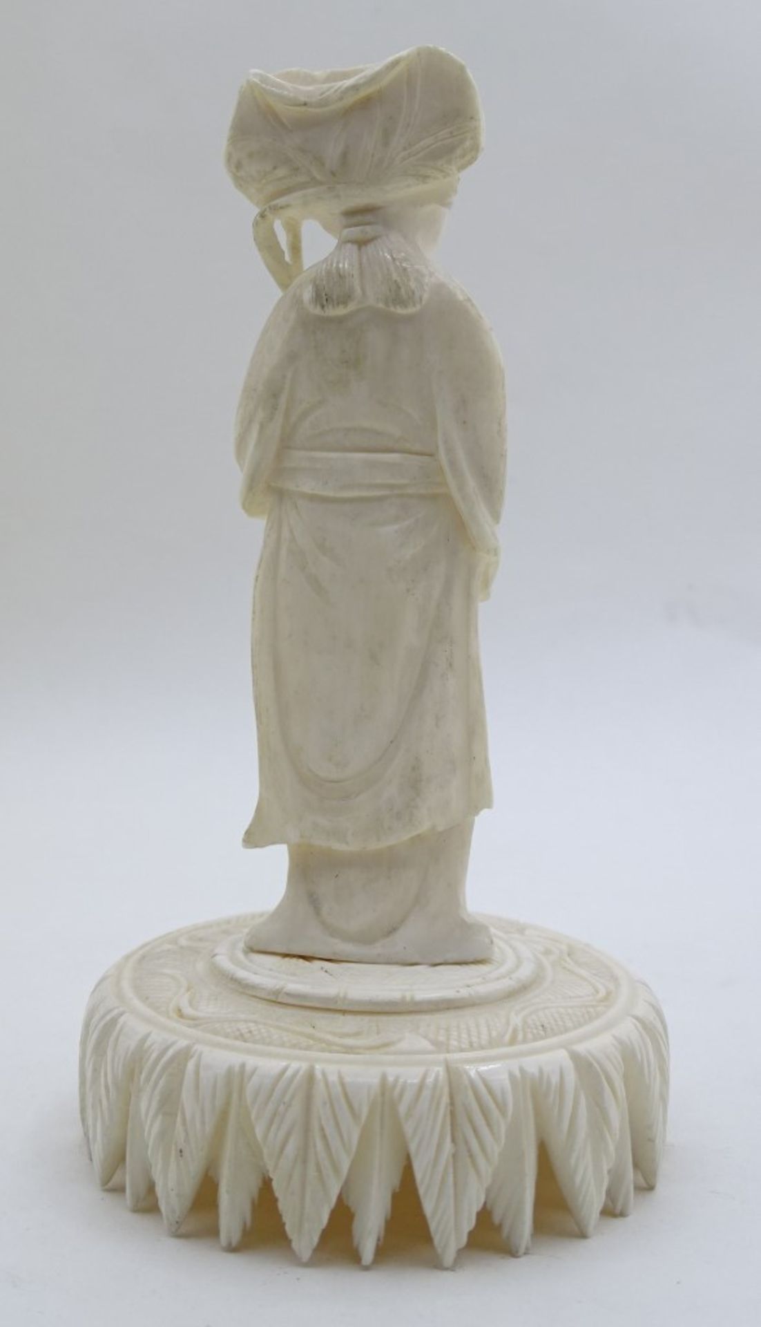 Geschnitzte Frauenfigur auf rundem Podest, Bei oder Beinimitat, China, H. 12,5 cm, mit Altersspuren - Bild 2 aus 4