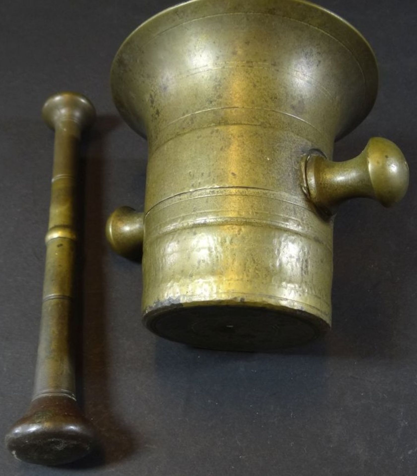 kl. massiver Bronze-Mörser mit Stößel, H-9,5 cm - Bild 3 aus 4