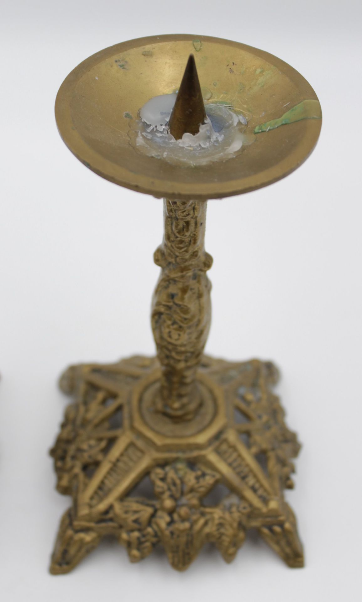 Leuchterpaar, wohl Bronze, reliefiert, ca. H-18cm. - Bild 2 aus 4