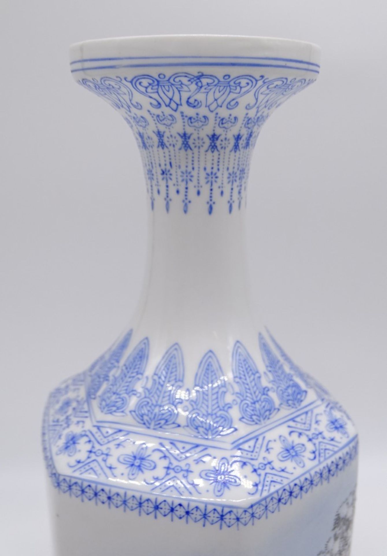 Chinesische Vase, Unterseite gemarkt, H. 30,7 cm, leichte Altersspuren - Image 5 of 8