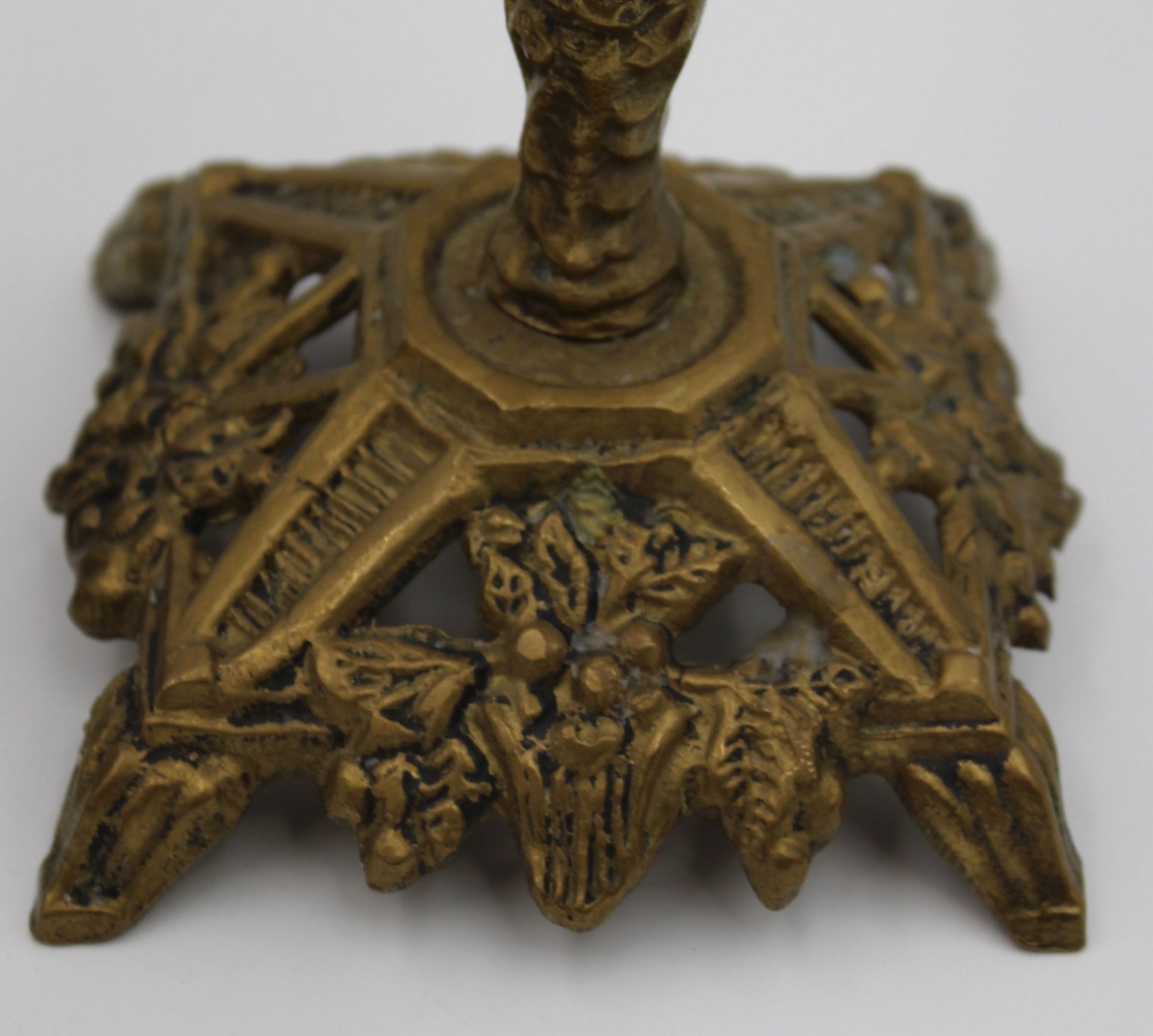 Leuchterpaar, wohl Bronze, reliefiert, ca. H-18cm. - Bild 3 aus 4