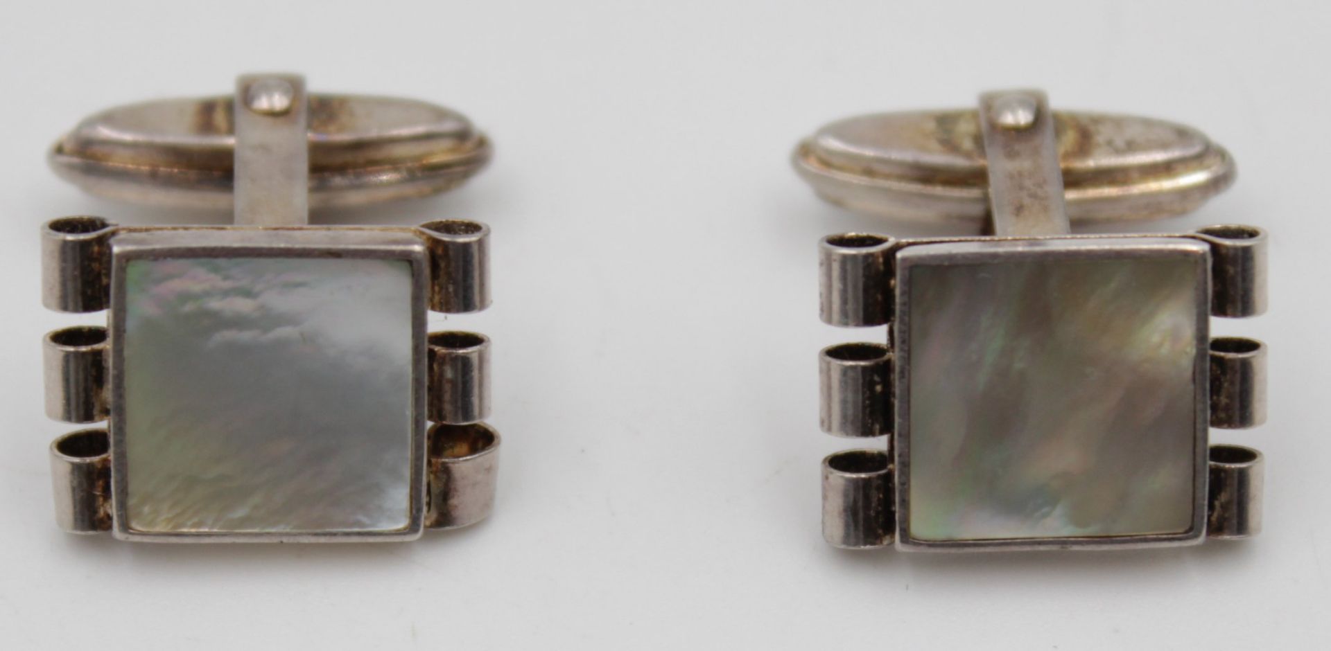 Paar Manschettenknöpfe 835 Silber mit Perlmutt einlagen . L -1,2 cm B- 0,8cm  . G-8,6gr.
