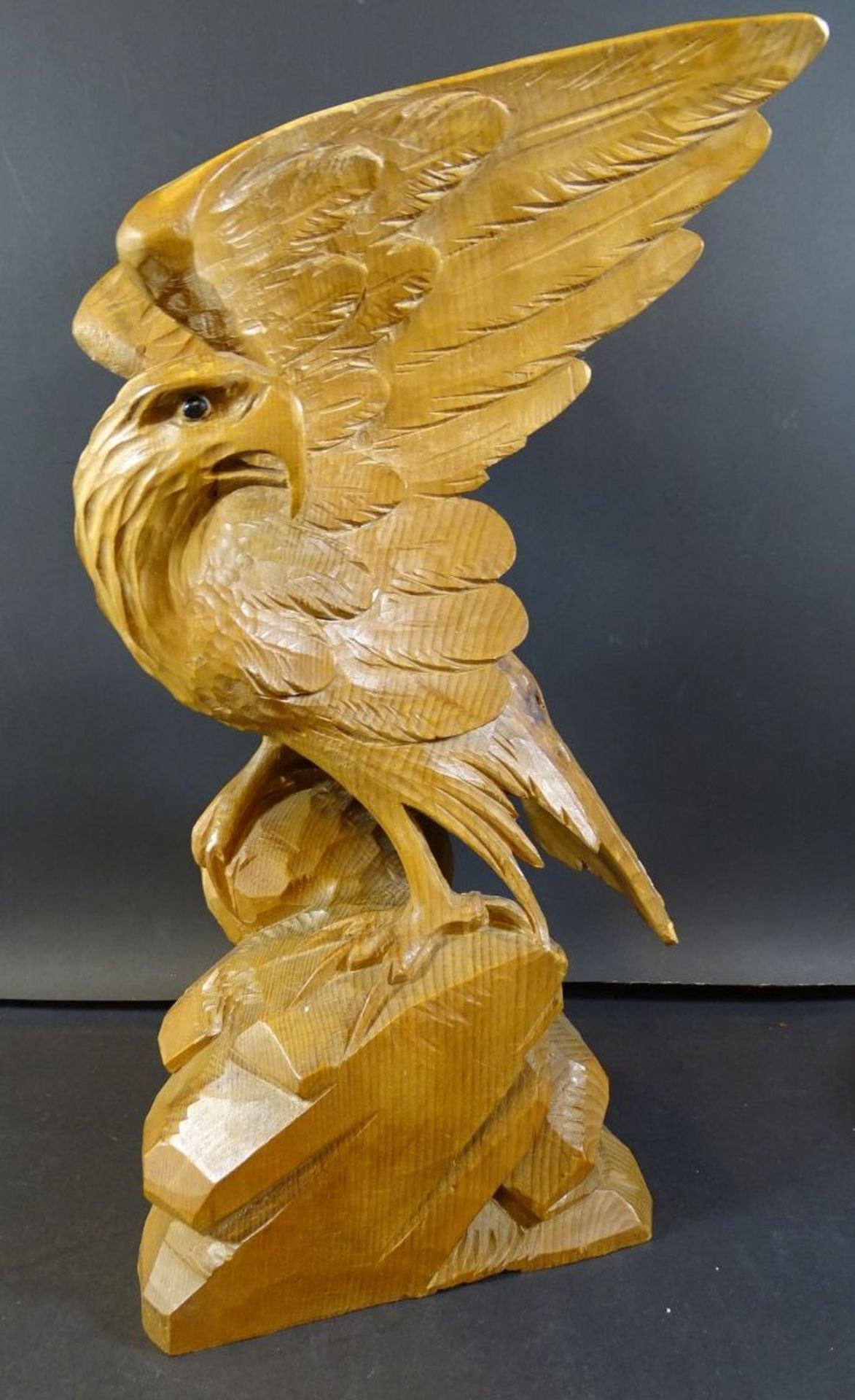 geschnitzter Holz-Adler, eine Flügelspitze fehlt, H-38 cm