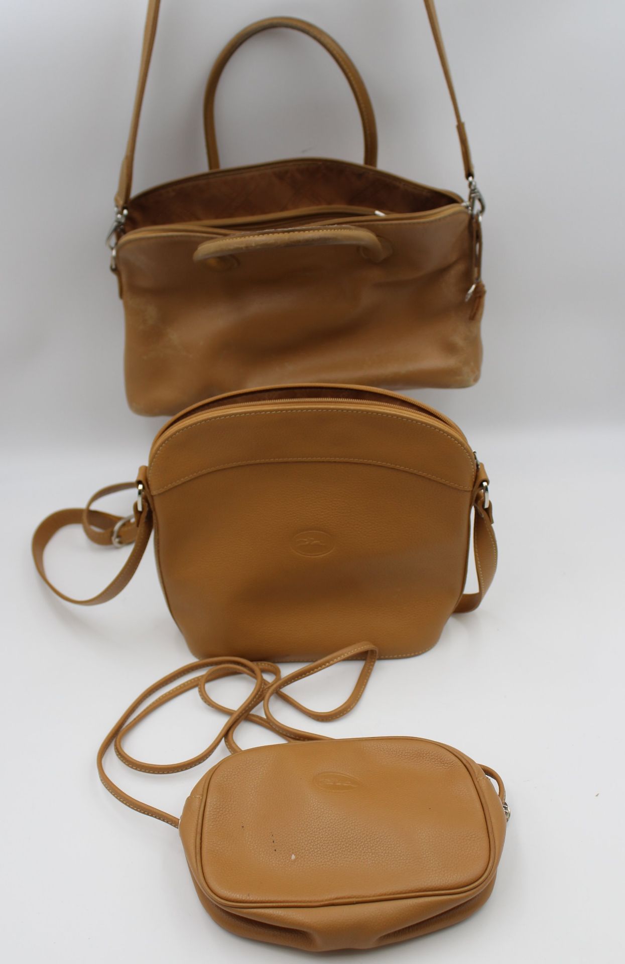 3x div. Handtaschen, Longchamp, Leder, beige, teilw. Tragespuren, Größte ca. 20 x 30cm.