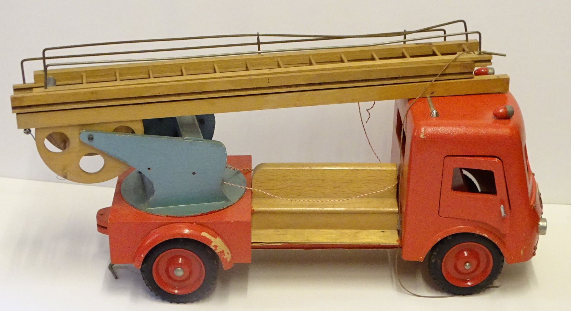 grosses Holz-Feuerwehr-Auto, lackiert, H-25 cm, L-55 cm, leicht bespielt - Bild 3 aus 10