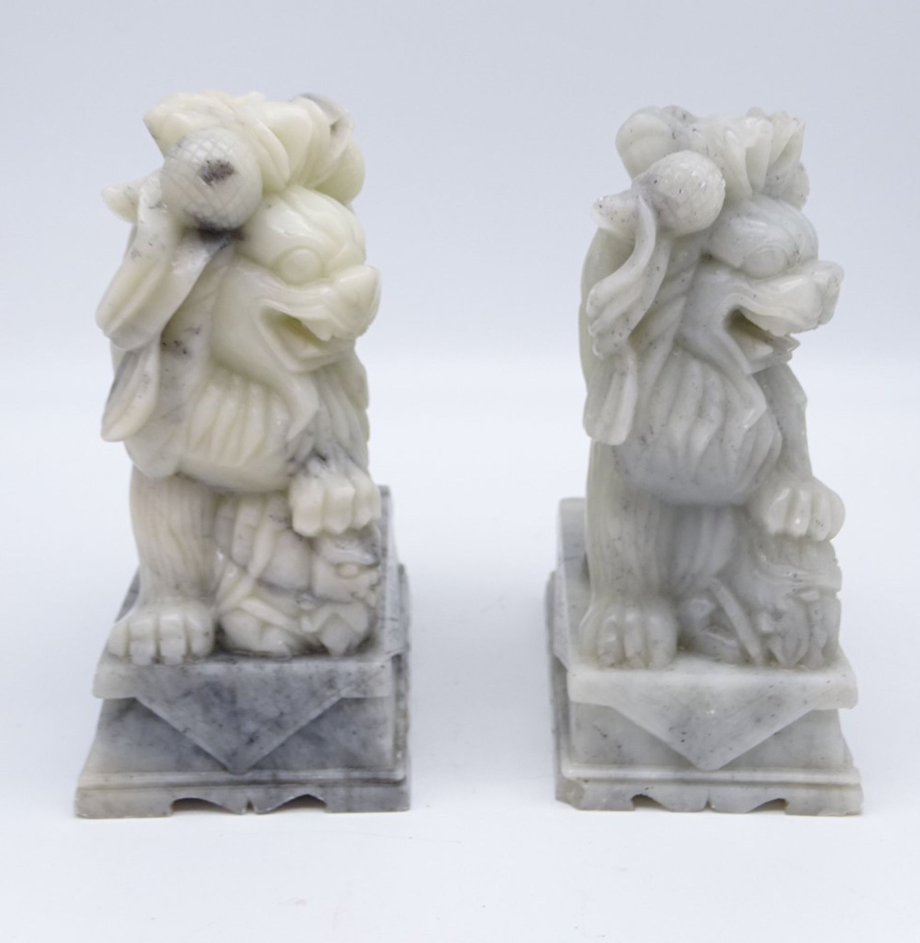 2 Fu-Hunde/ Wächterlöwen, China, beide nach links gerichtet, weiblich?, Marmor, ca. 20 x 8 x 13,5 c - Bild 3 aus 8