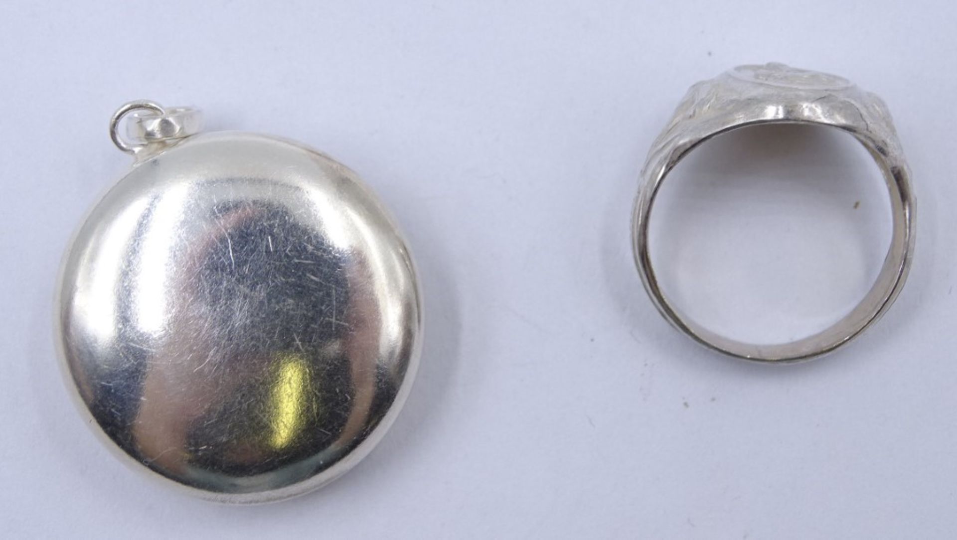 800er-Silberring und Medaillondöschen aus Metall mit Mariendarstellungen, Ring: 4,7 gr., RG 59, Ø M - Bild 5 aus 5