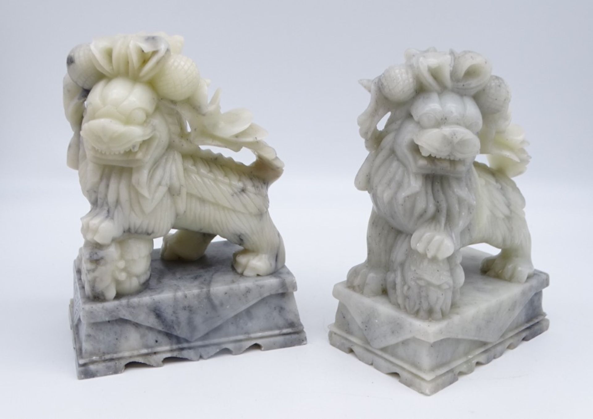 2 Fu-Hunde/ Wächterlöwen, China, beide nach links gerichtet, weiblich?, Marmor, ca. 20 x 8 x 13,5 c - Bild 4 aus 8