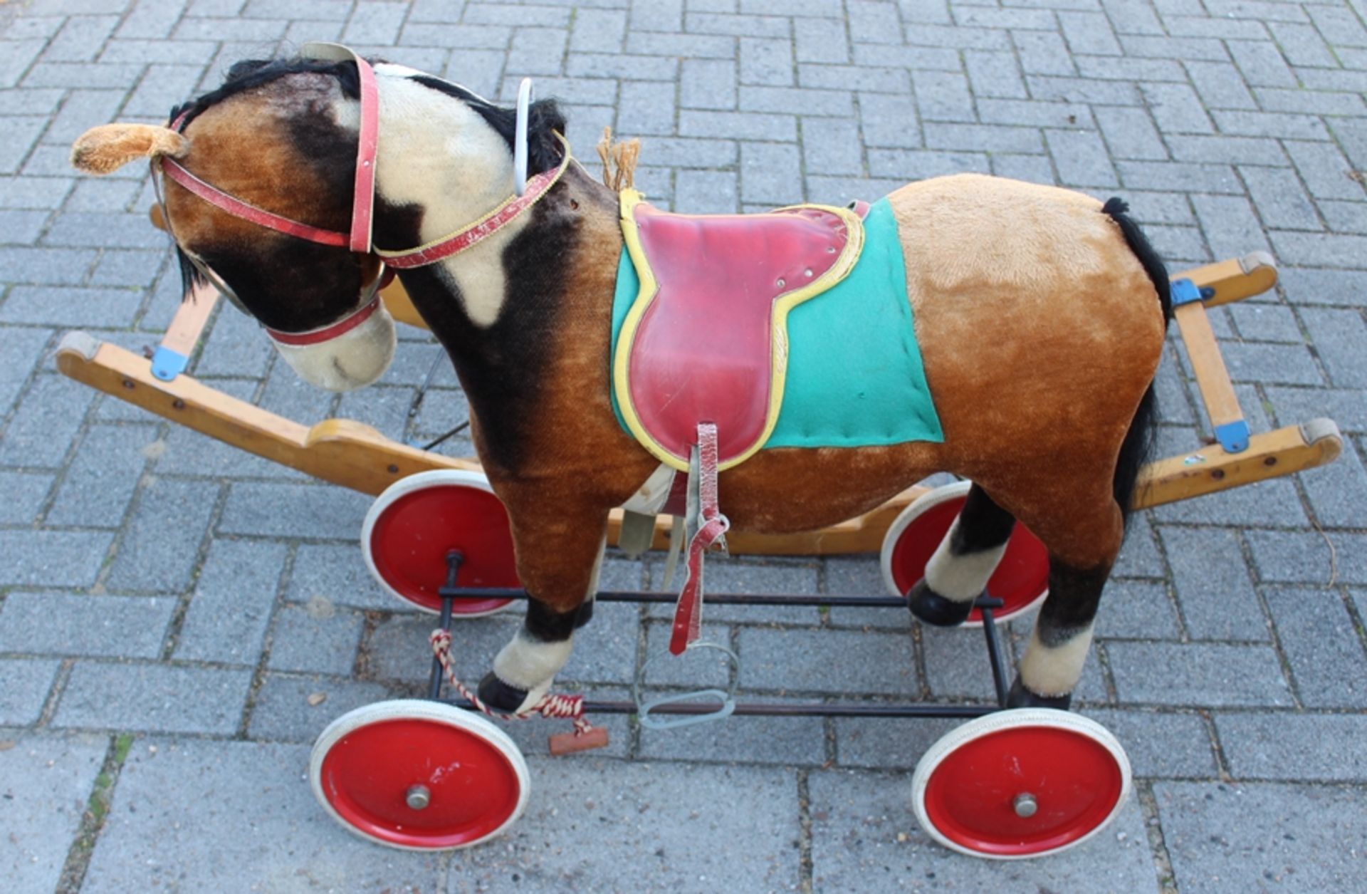 großes Steiff-Schaukelpferd, gesatteltes Pony mit Stimme, Knopf im Ohr,  Räder und Kufen, Brandstem