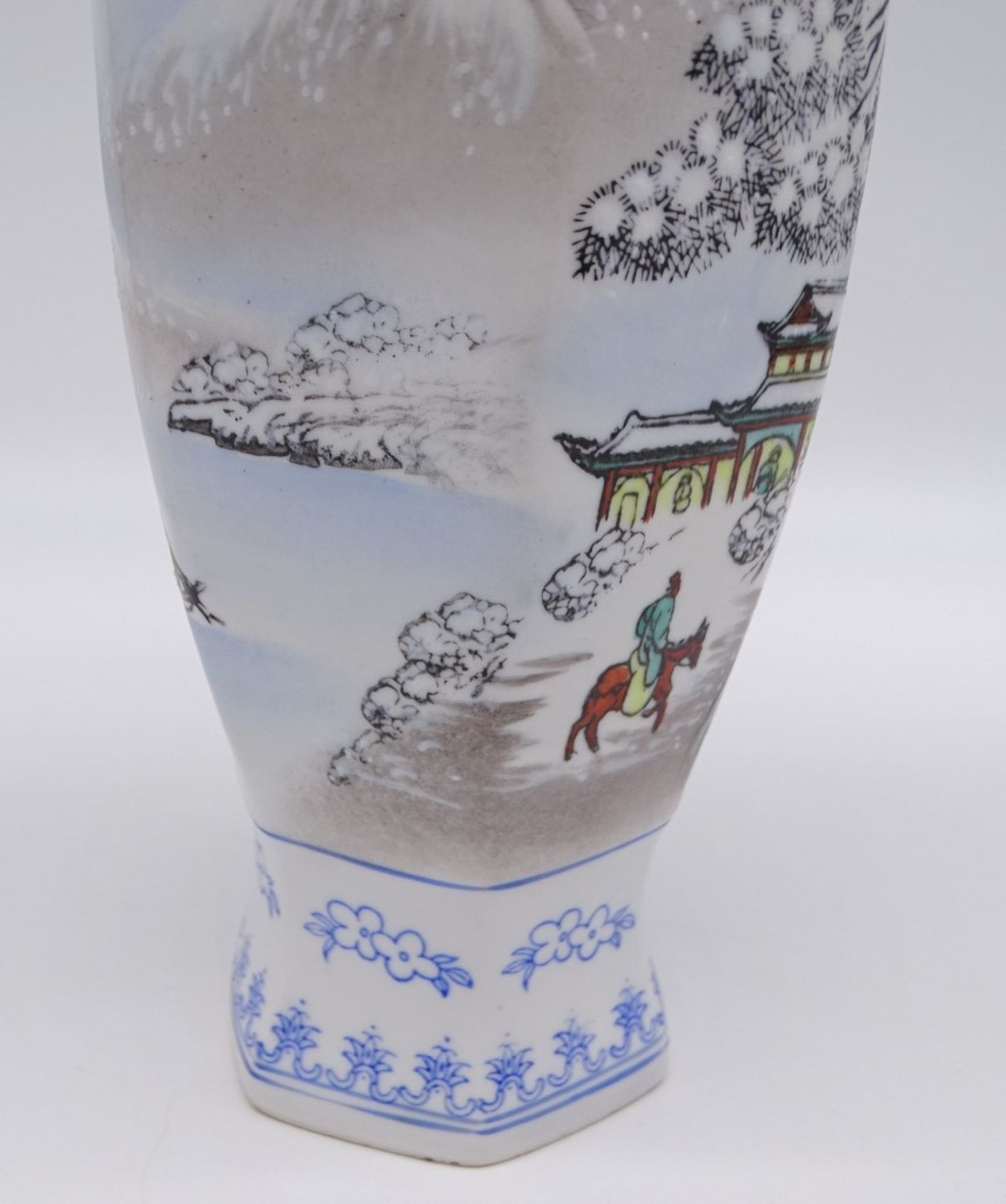 Chinesische Vase, Unterseite gemarkt, H. 30,7 cm, leichte Altersspuren - Image 6 of 8