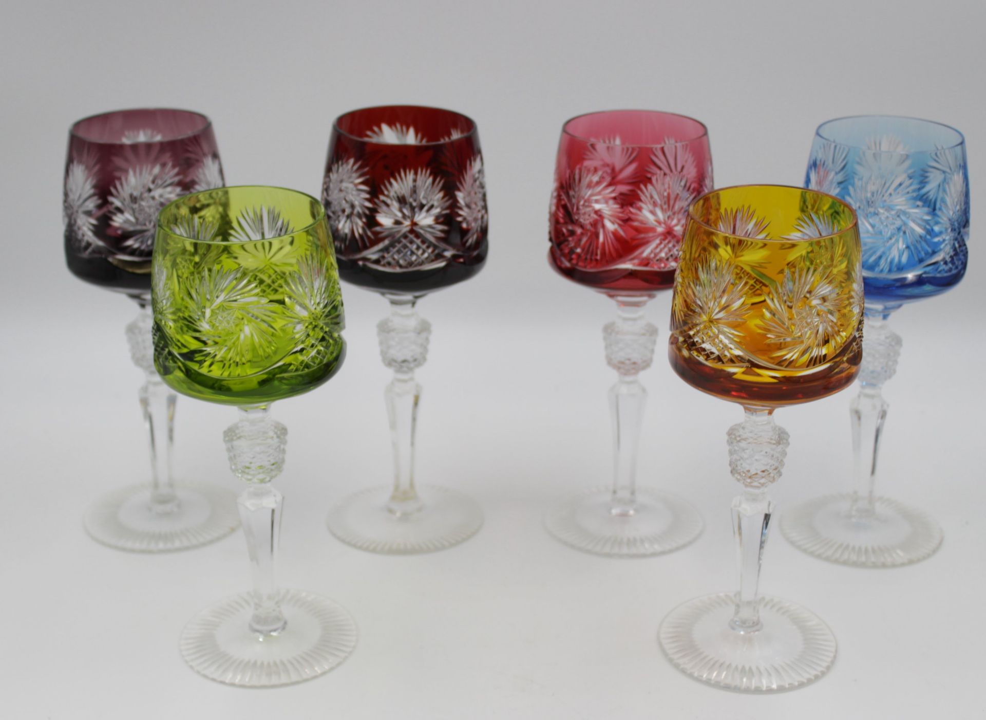 6x Buntglas-Weinrömer, beschliffen, ca. H-20cm.