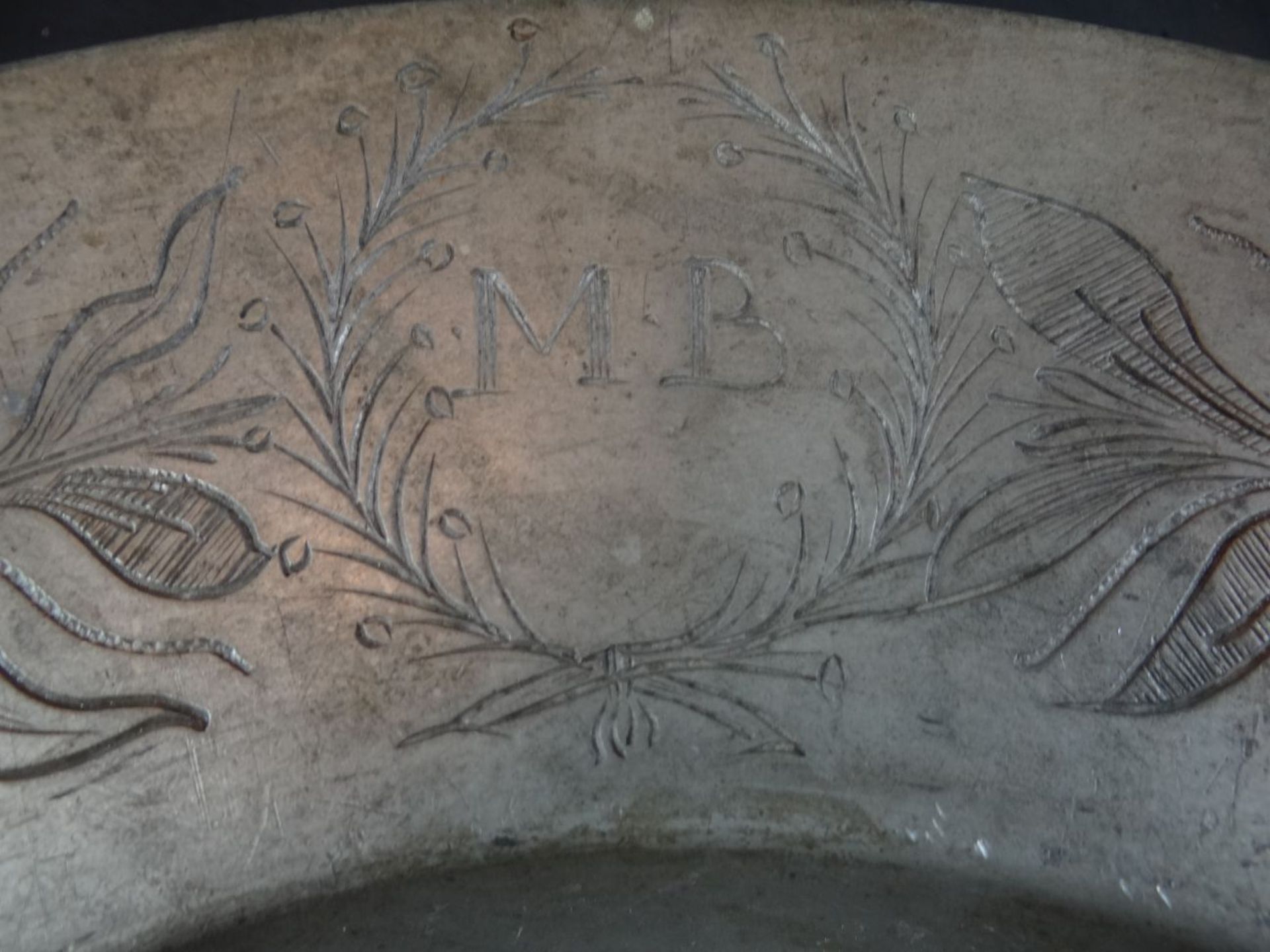 grosser Zinn-Teller, mit floraler Gravur, D-31 cm, Gebrauchsspuren - Bild 2 aus 6