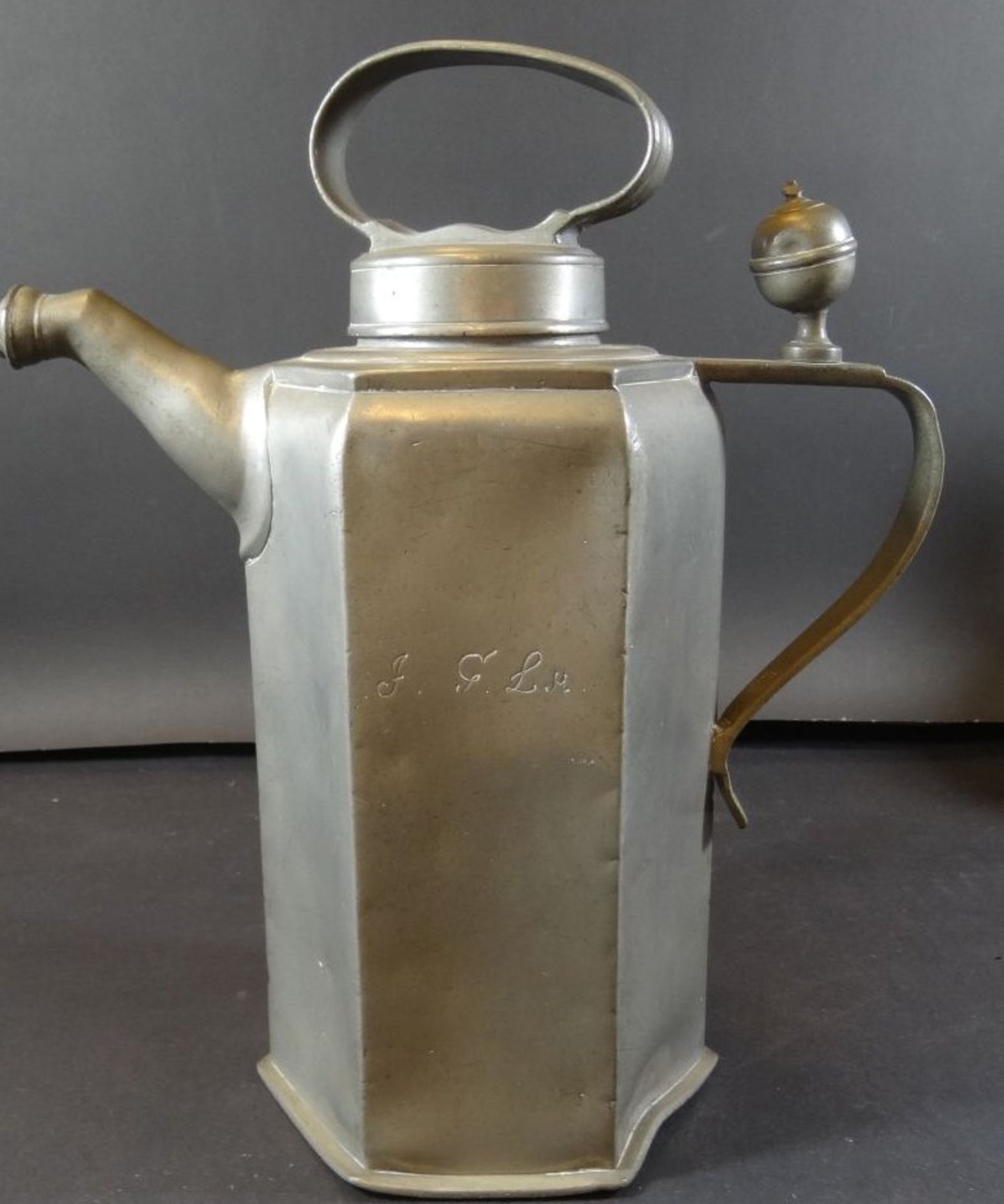 gr. Zinn-Kanne mit Schraubdeckel um 1850, Gebrauchsspuren, Deckelknauf fehlt, H-32 cm