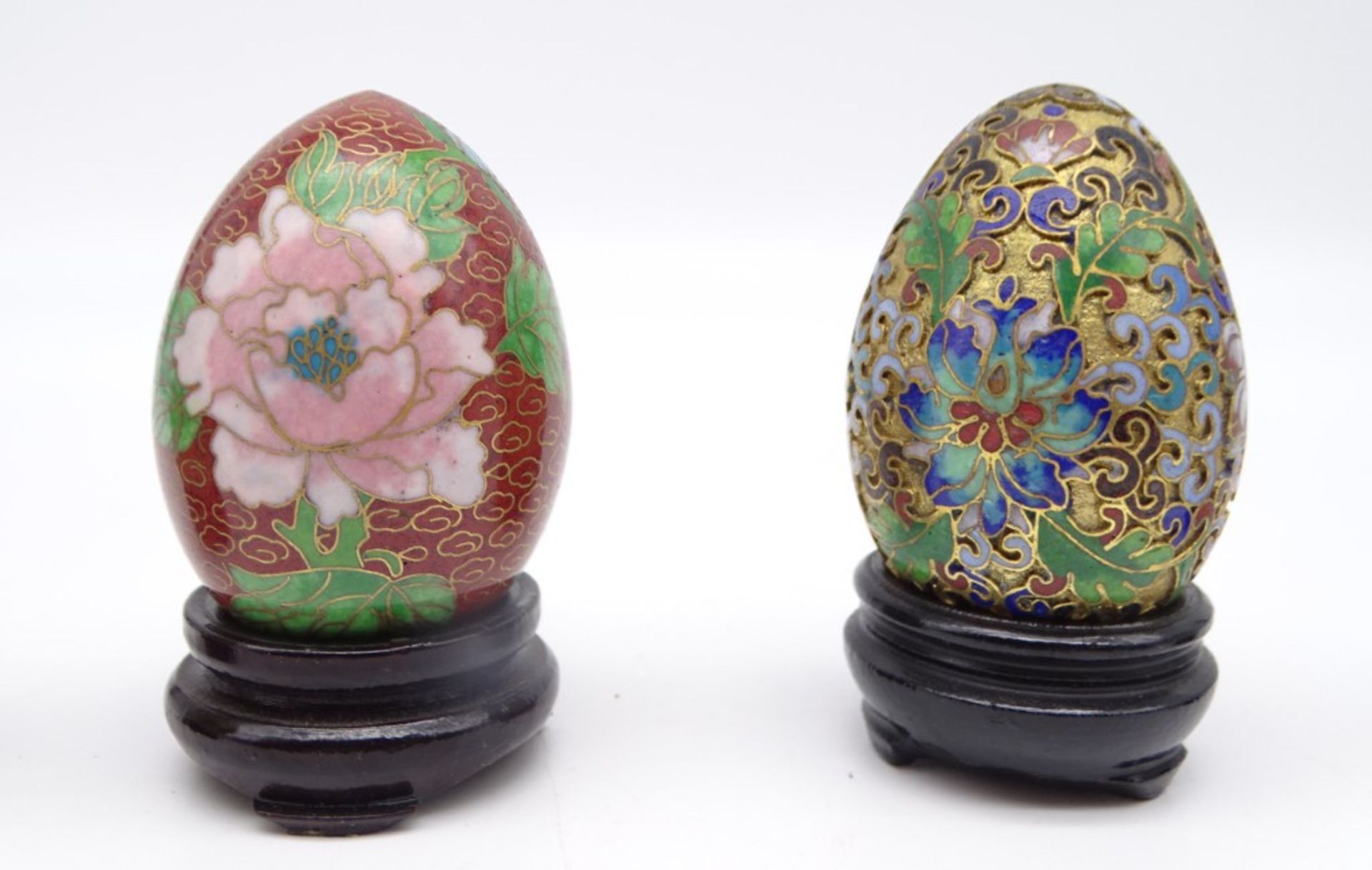 6 Cloisonné-Eier auf Holzständern, China, H. 7,5 - 17,5 cm, leichte Altersspuren - Bild 3 aus 8