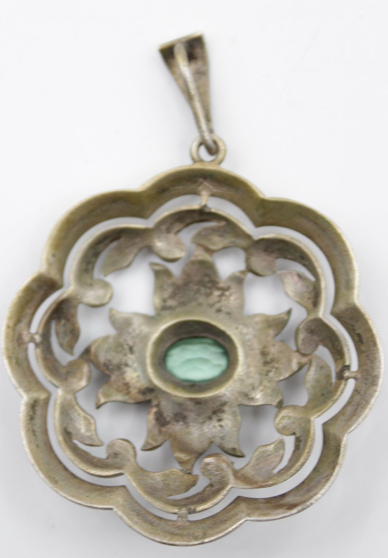 gr. Anhänger, 835er Silber, um 1920, Durchbrucharbeit, mittig grüner Stein, ca. 16,6gr., D-4,8cm. - Bild 3 aus 4