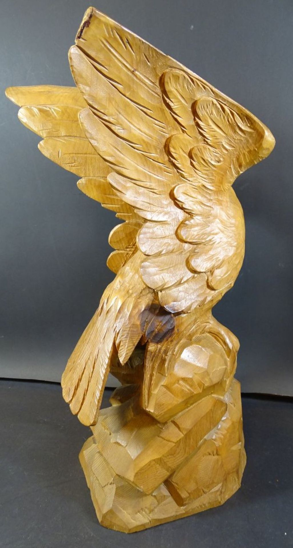 geschnitzter Holz-Adler, eine Flügelspitze fehlt, H-38 cm - Bild 3 aus 4