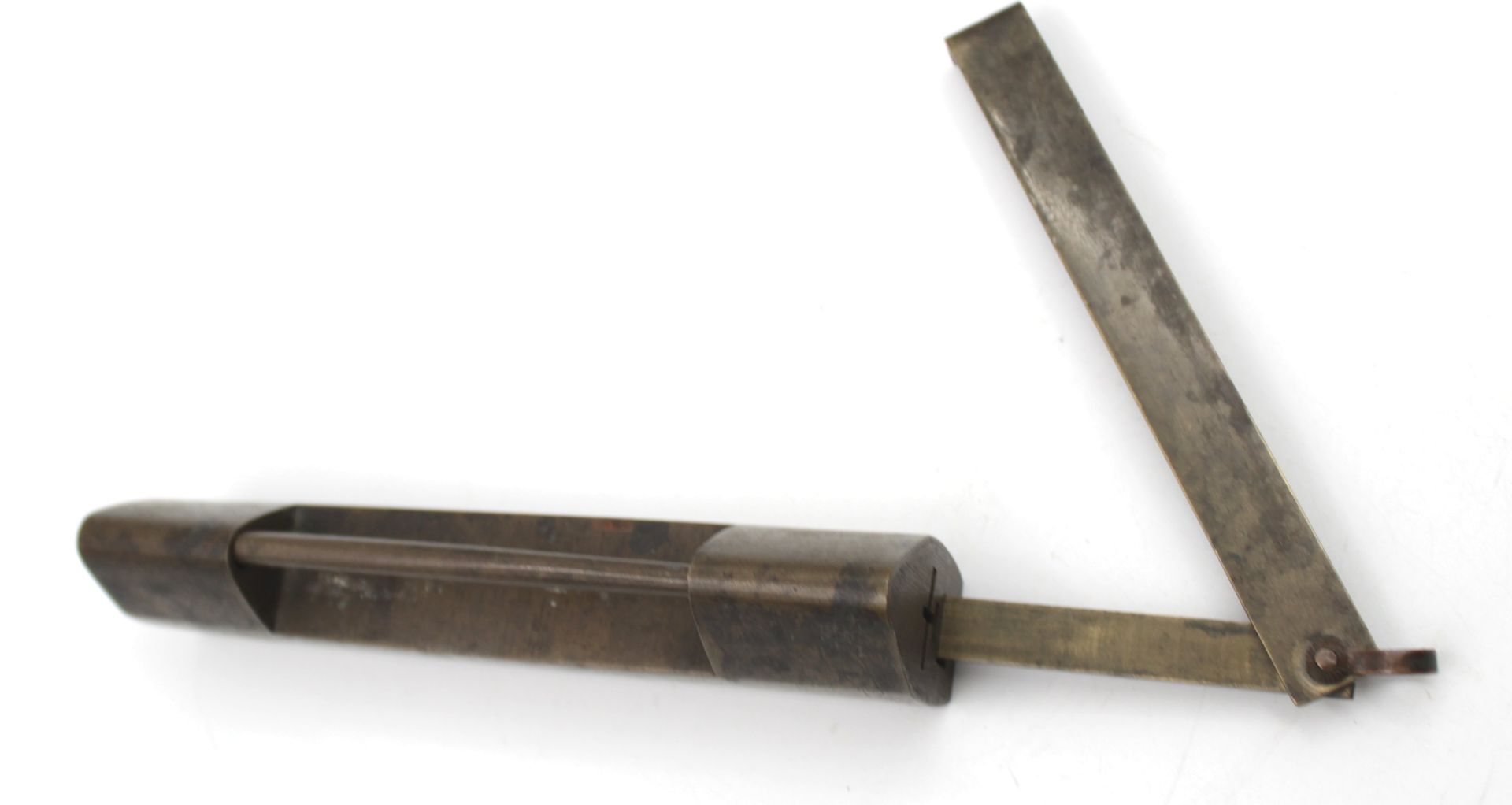 gr. chinesisches Schloß, ziseliert, Schlüssel anbei, B-16,5cm. - Bild 3 aus 3