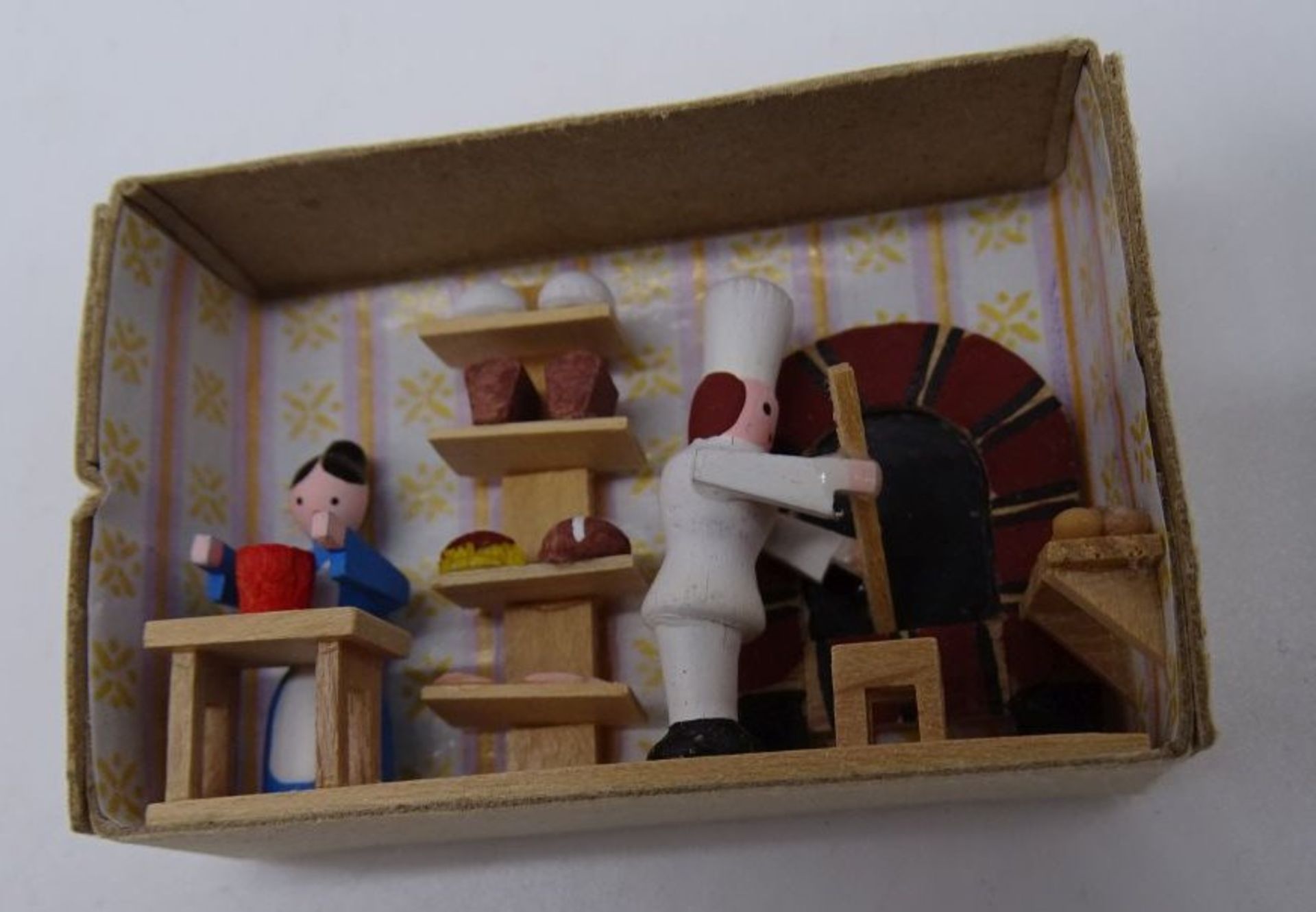 2x Seiffener Miniaturen in Streichholzschachteln, Bäckerei und Malstube - Bild 2 aus 4