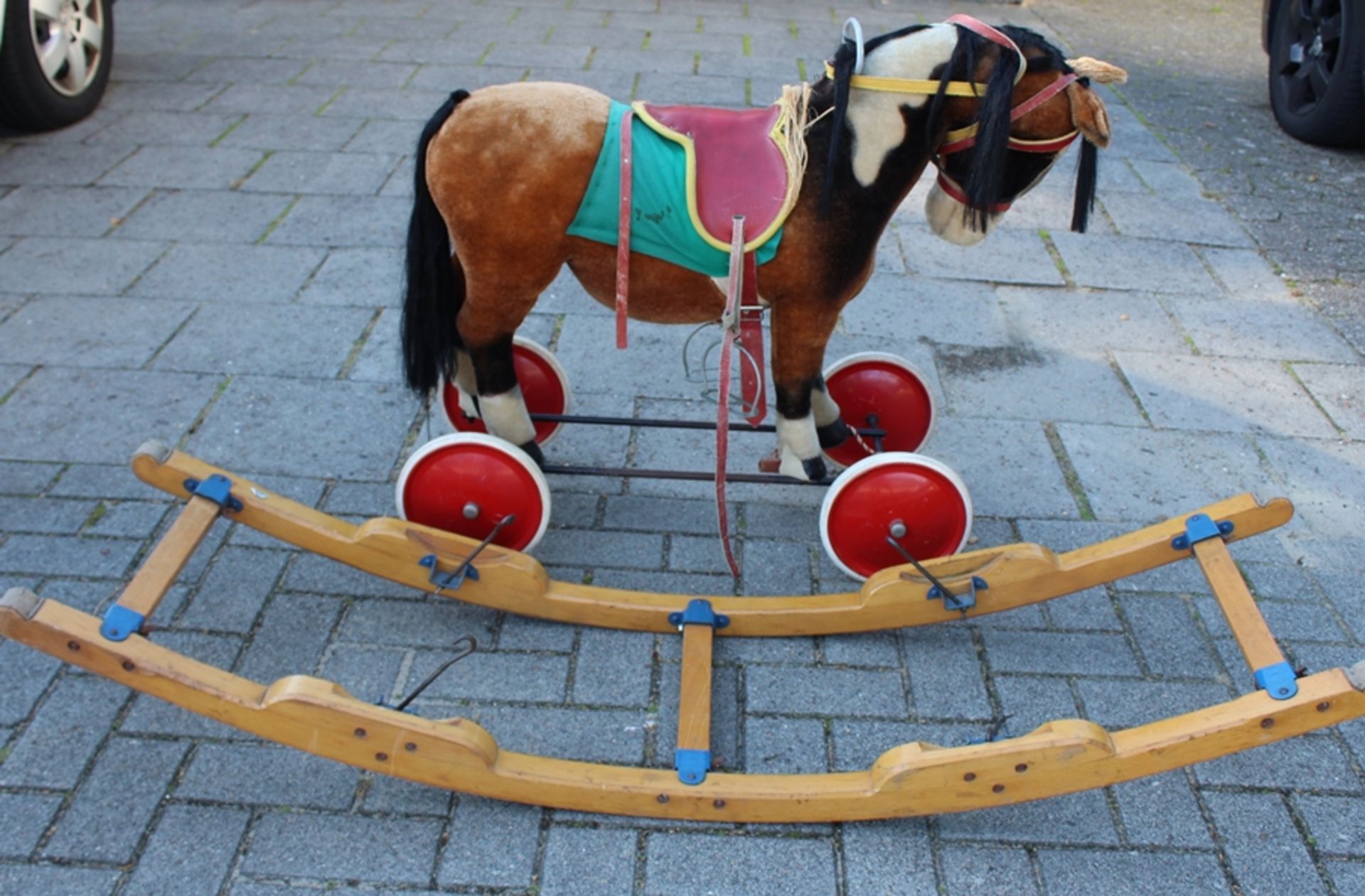 großes Steiff-Schaukelpferd, gesatteltes Pony mit Stimme, Knopf im Ohr,  Räder und Kufen, Brandstem - Bild 3 aus 10