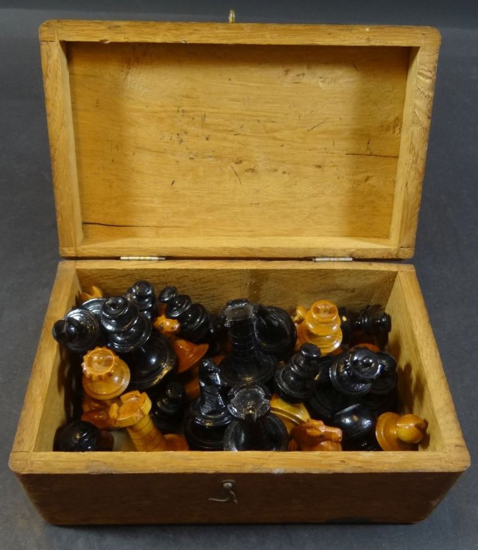 Holzkasten mit 32 Schachfiguren aus Holz, H-max. 6 cm