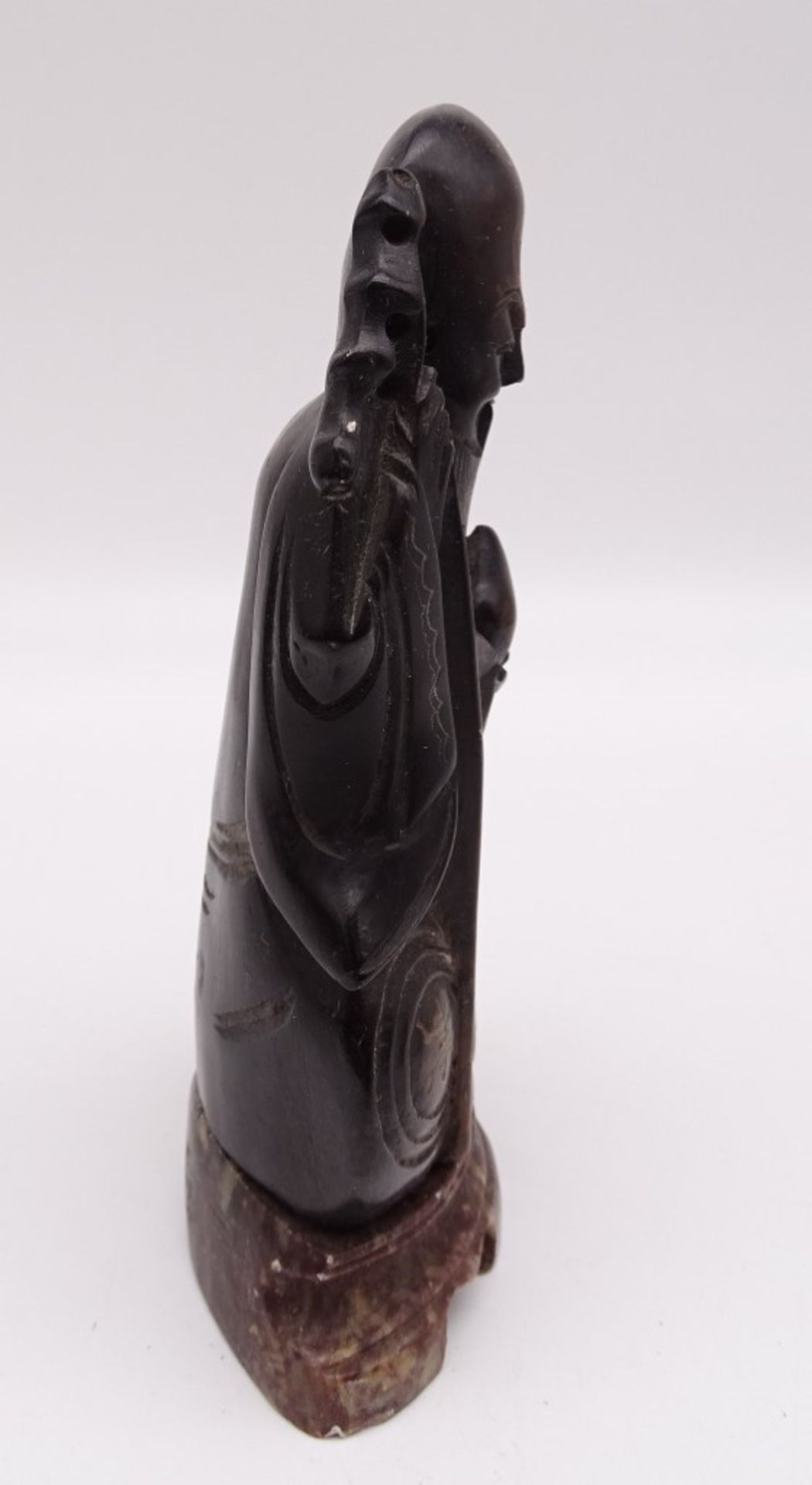 Mönchnfigur auf Steinsockel, geschnitzt, China, H. 17 cm - Bild 4 aus 8