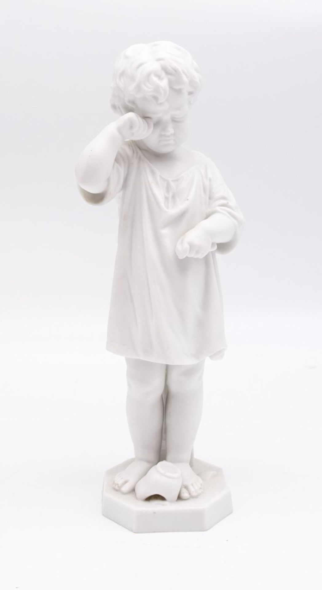 Kinderfigur aus Biskuitporzellan mit zerbrochenem Krug, ungemarkt, H. 24 cm, leicht reinigungsbedür - Image 2 of 8