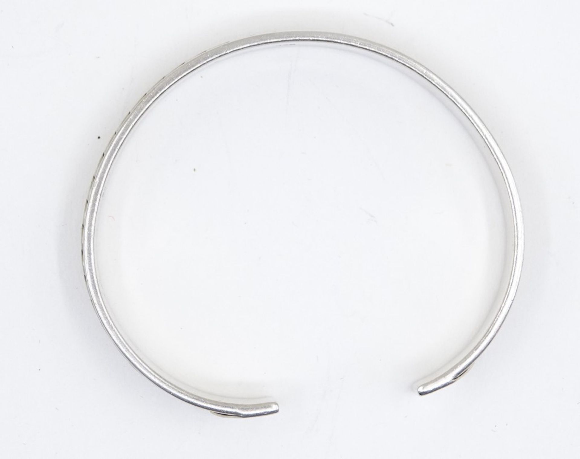 Armreif aus 925er-Silber, Ø 5,5 x 6,5 cm, B. 1 cm, 29 gr., leichte Alters- und Tragespuren - Bild 4 aus 4