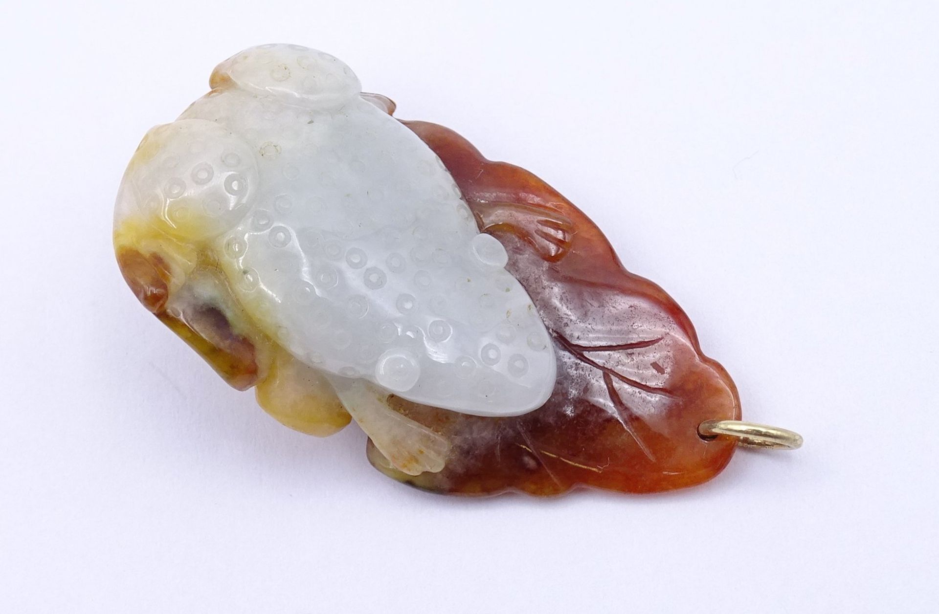 Mehrfarbiger Jade Anhänger mit Goldöse ,Frosch auf Blatt sitzend,gepr. um 14K, L. 5,2cm, 21,5g. - Bild 3 aus 6