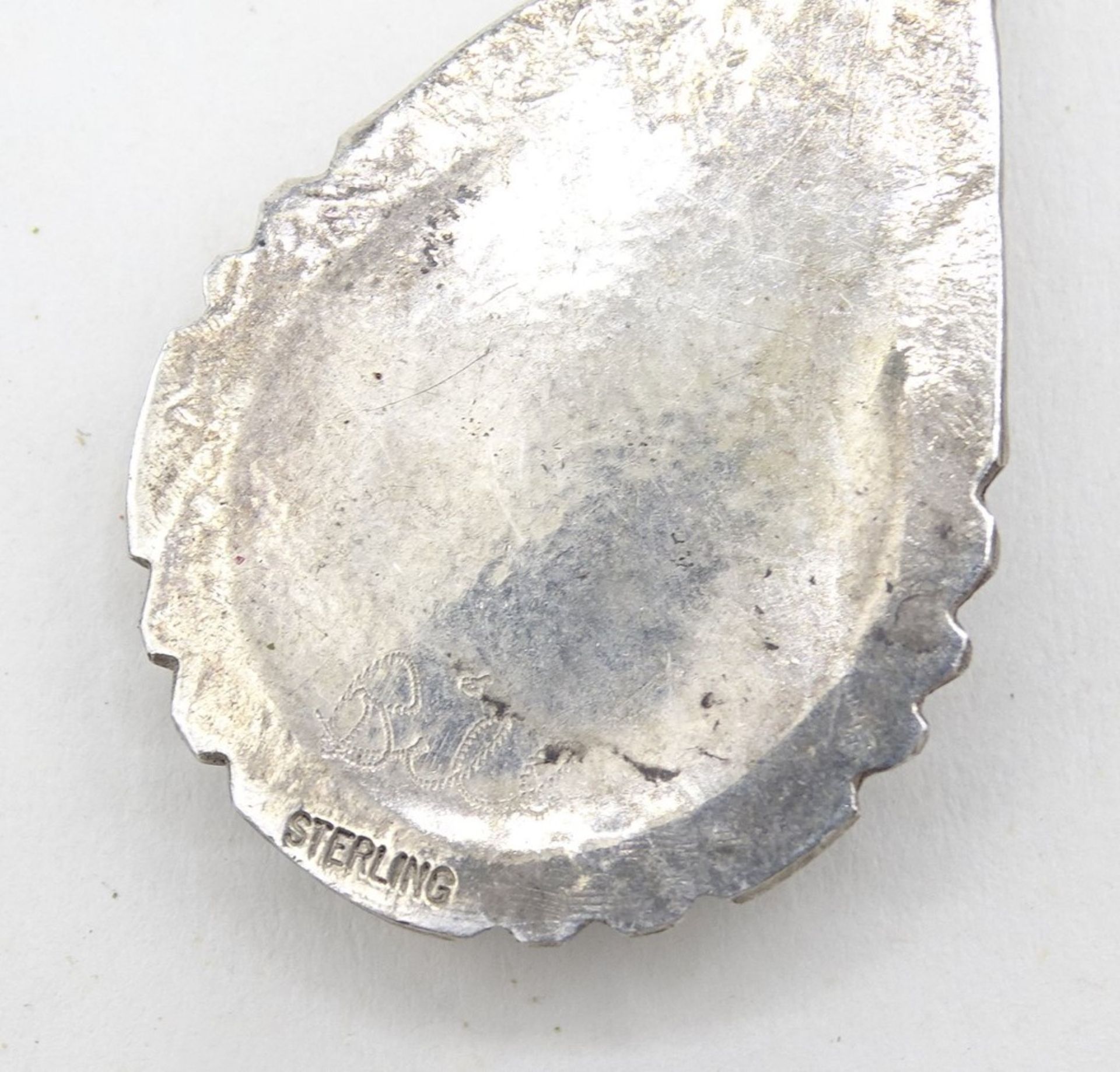2 Anhänger, Silber mit Türkisen, 1 x gepr., 925/000, Gravur "Bill", 1 x Marke "MCH", L. 4 und 4,5 c - Bild 3 aus 4
