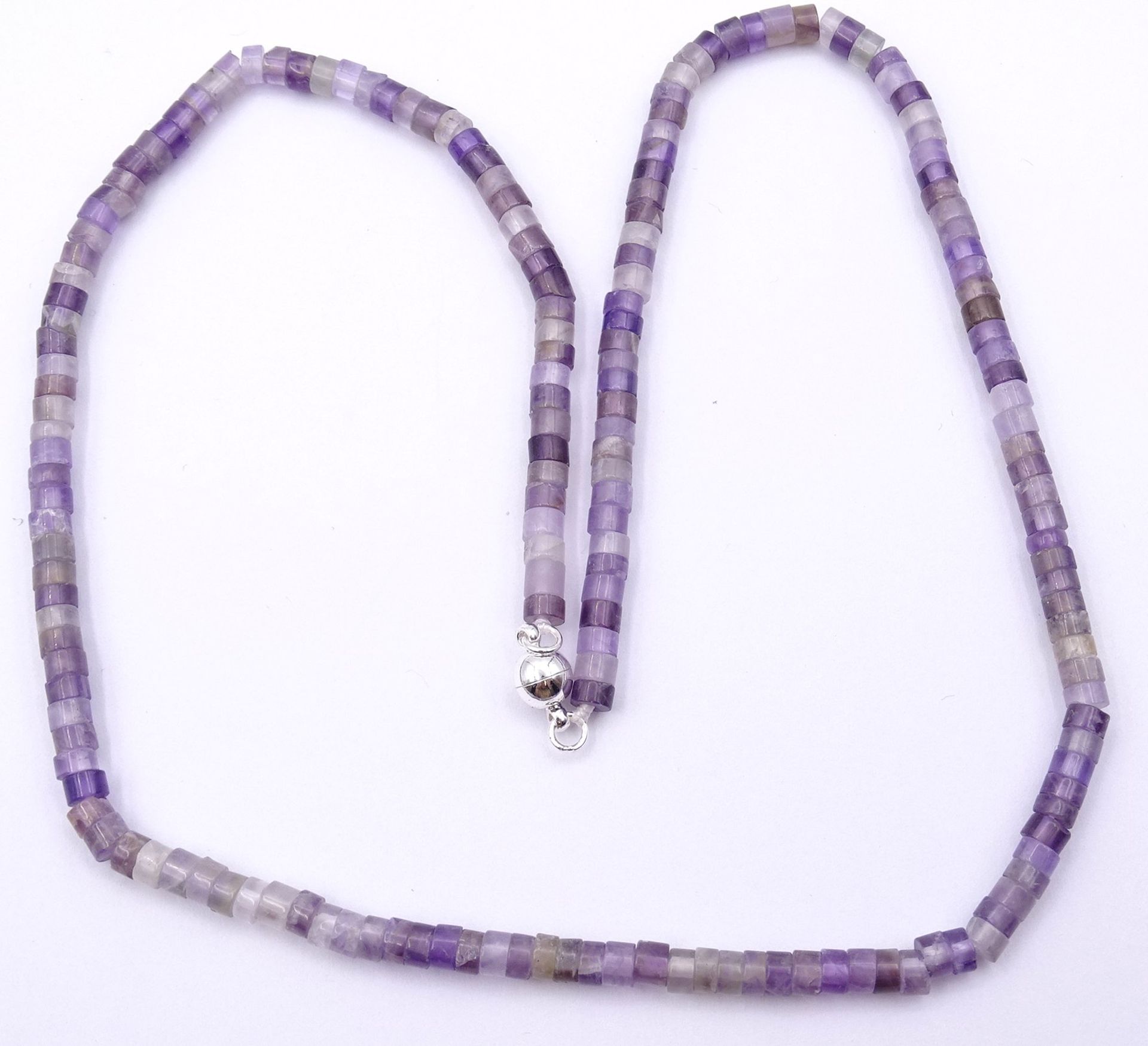 Feine Amethyst Halskette mit silberfarbener Magnetschließe, L. 48cm, 16,5g., B. 4,2mm