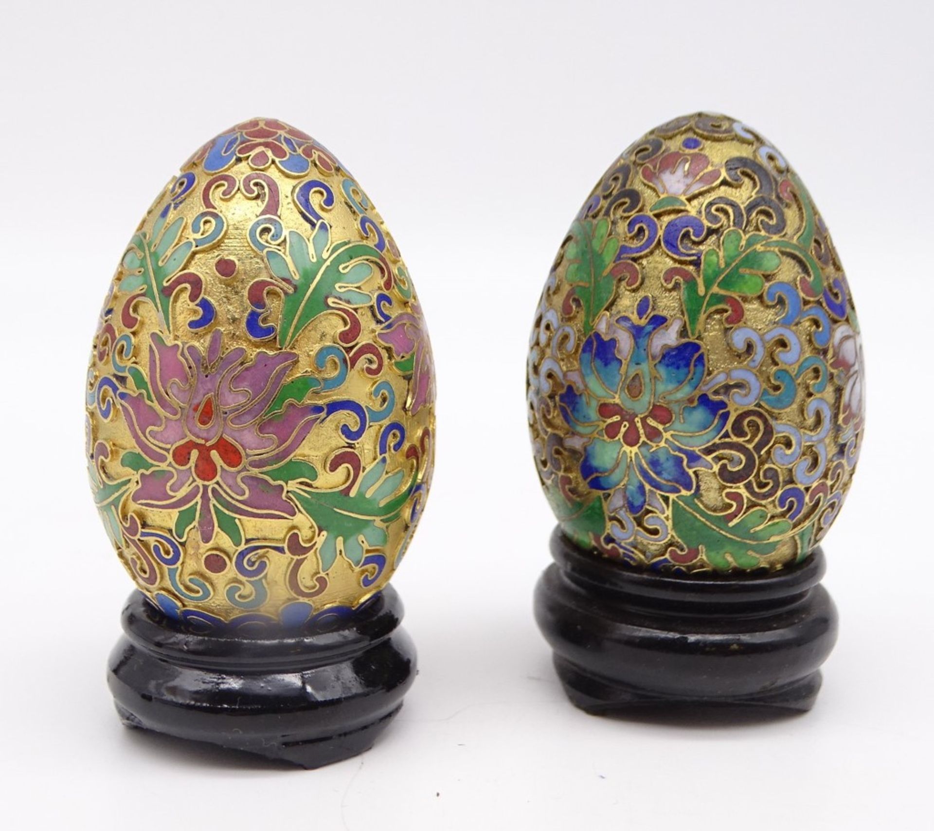 6 Cloisonné-Eier auf Holzständern, China, H. 7,5 - 17,5 cm, leichte Altersspuren - Bild 5 aus 8