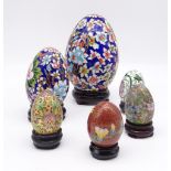 6 Cloisonné-Eier auf Holzständern, China, H. 7,5 - 17,5 cm, leichte Altersspuren