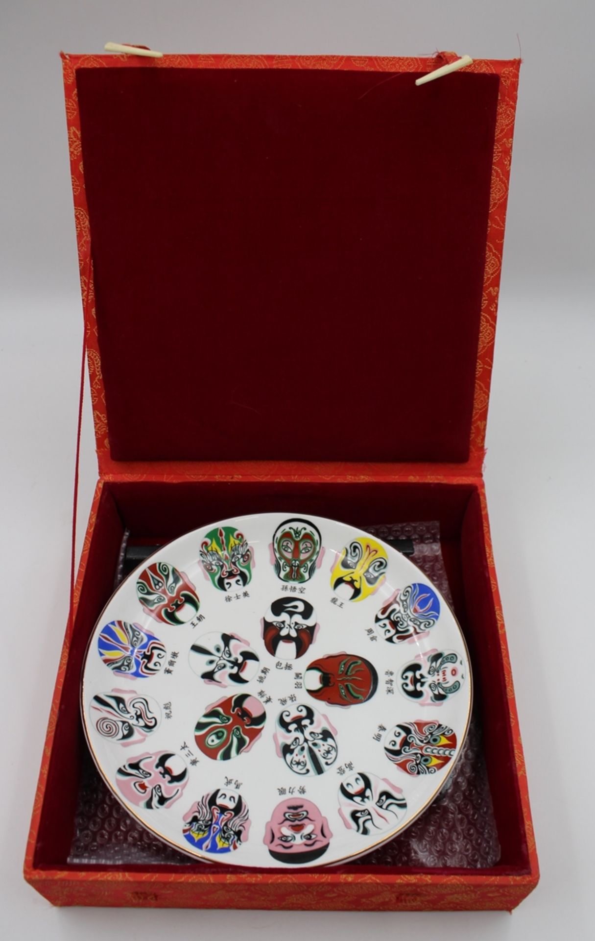 Platte mit Abbildungen div. japan. Masken, gemarkt, in Kasten mit Ständer, ca. D-22cm. - Bild 3 aus 5